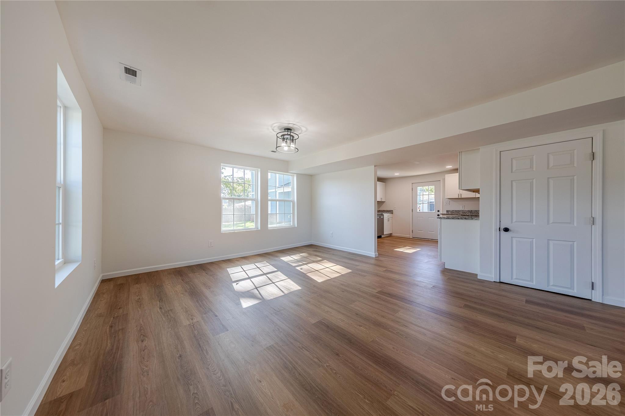 214 E Washington Avenue Property Photo 8