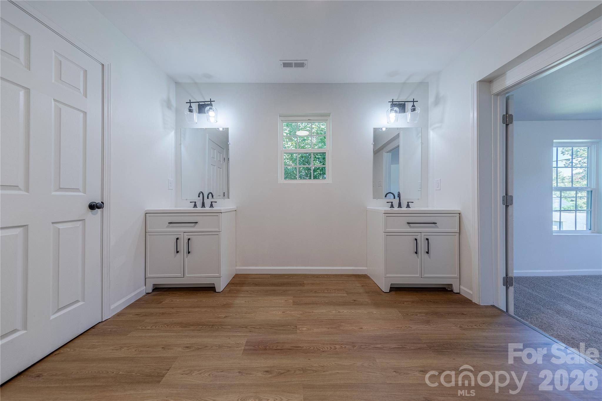 214 E Washington Avenue Property Photo 31