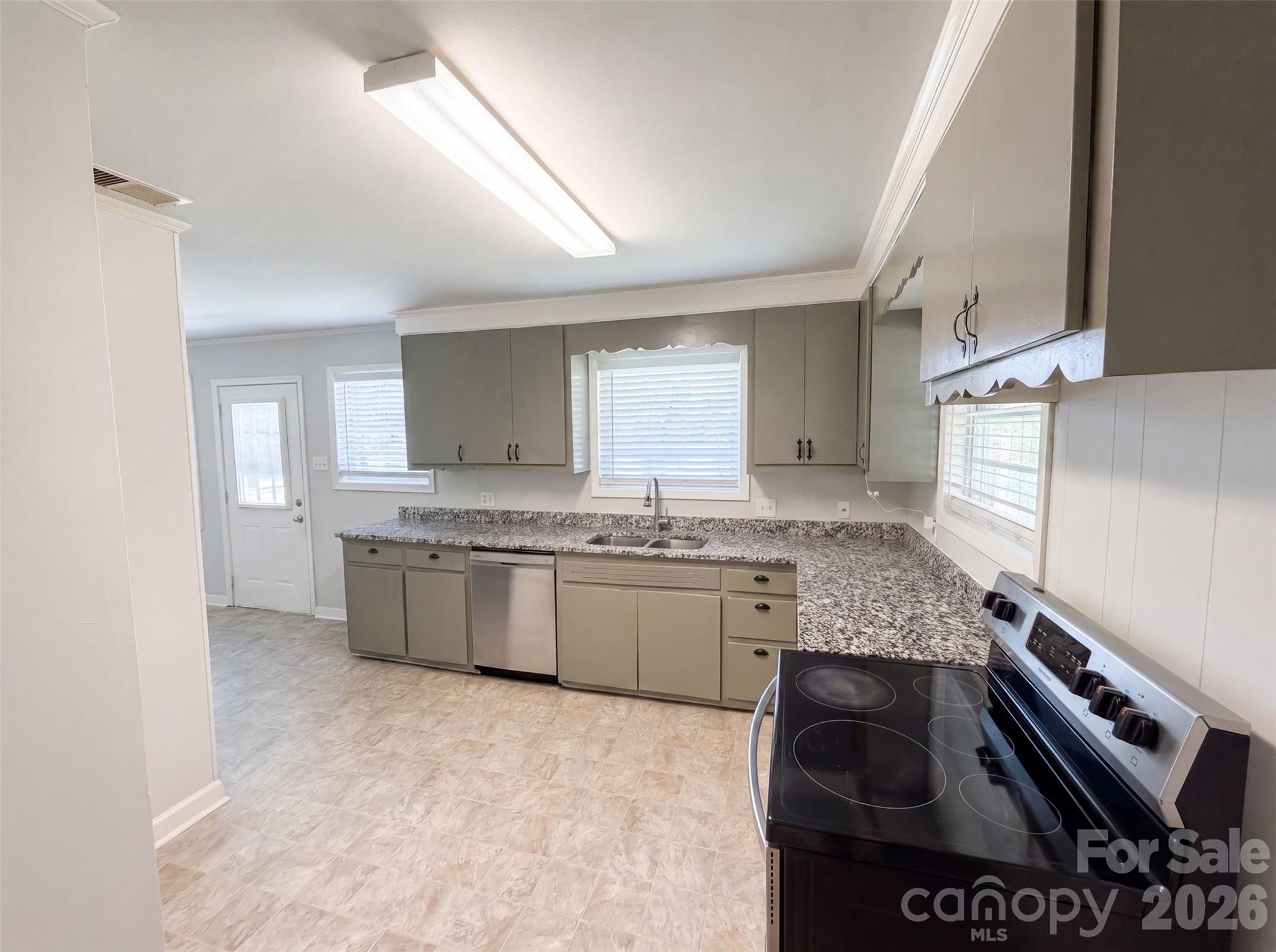 608 E Ryder Avenue Property Photo 2