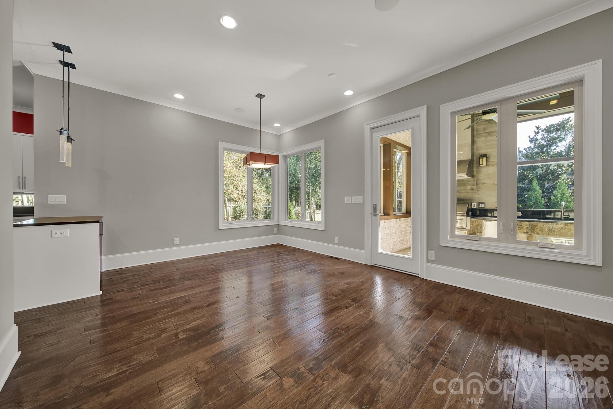 2011 Sharon Avenue Property Photo 7