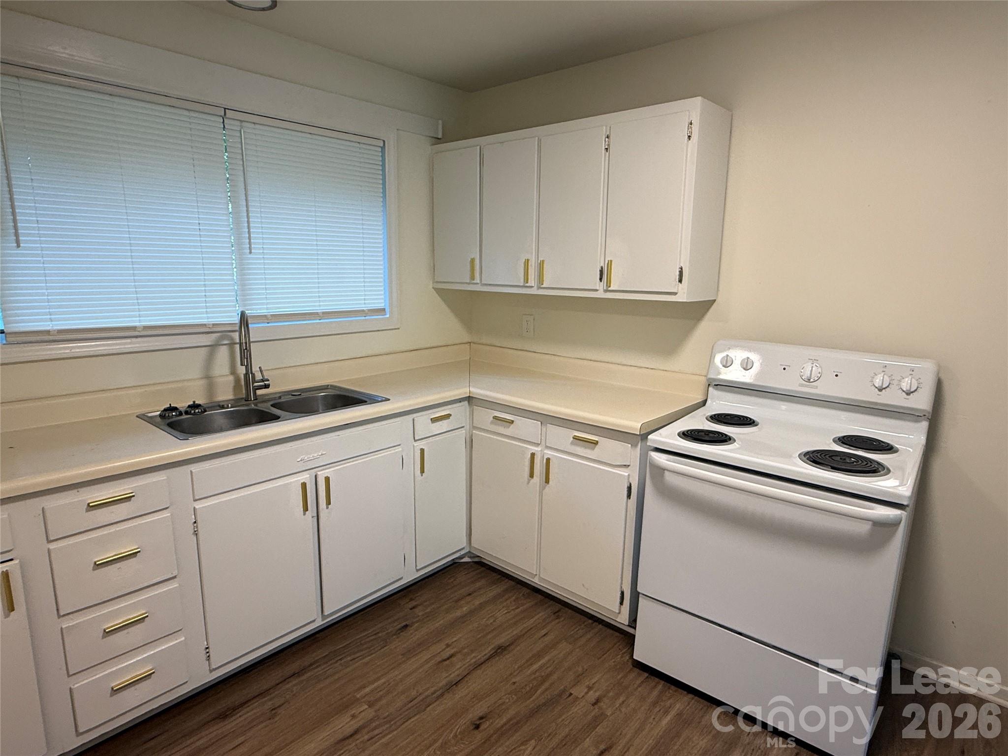 544 Blendwood Drive Property Photo 4