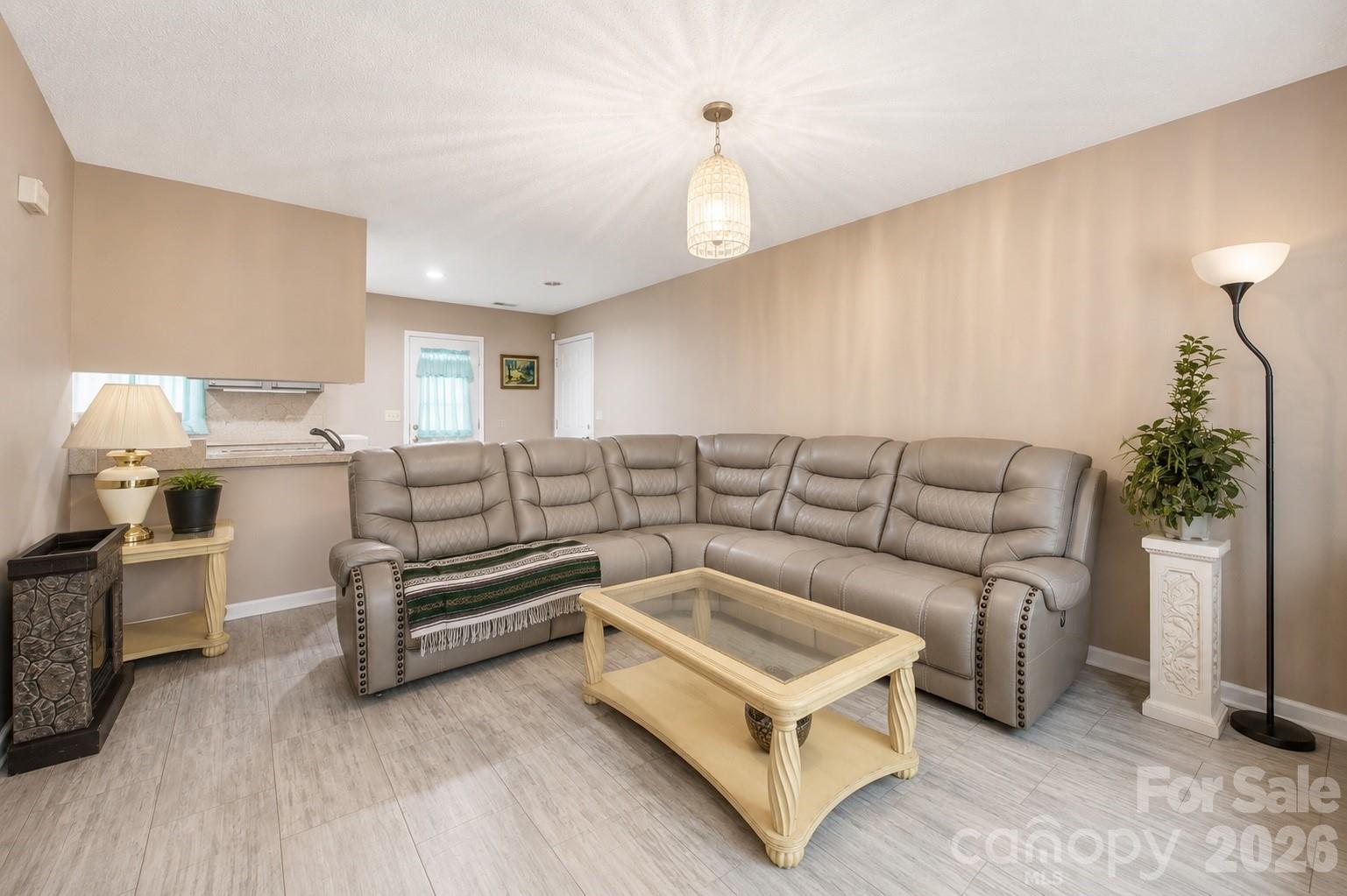 302 W Elm Street 3 Property Photo 4