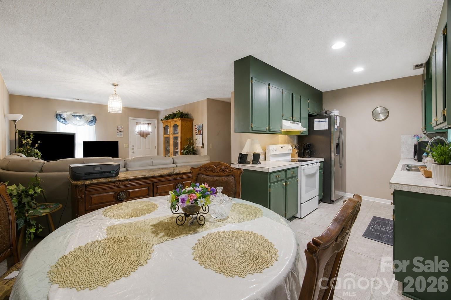 302 W Elm Street 3 Property Photo 6
