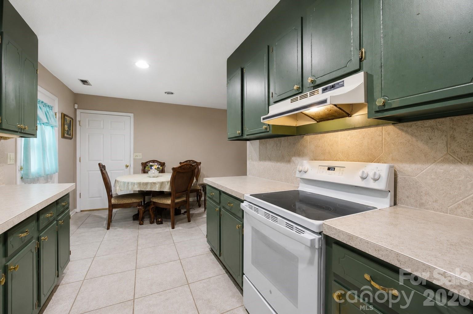 302 W Elm Street 3 Property Photo 7