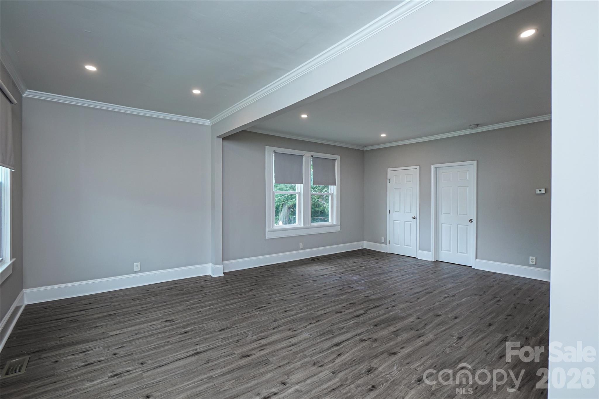 1113 W 5th Avenue Property Photo 6