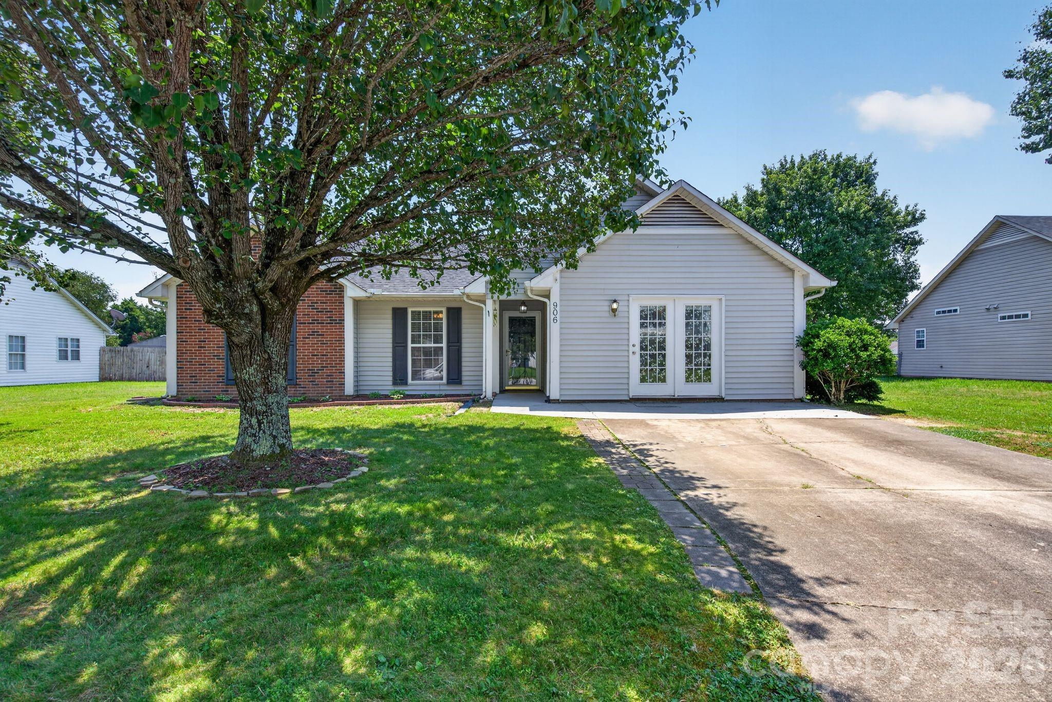 906 Woodhill Drive Property Photo 2