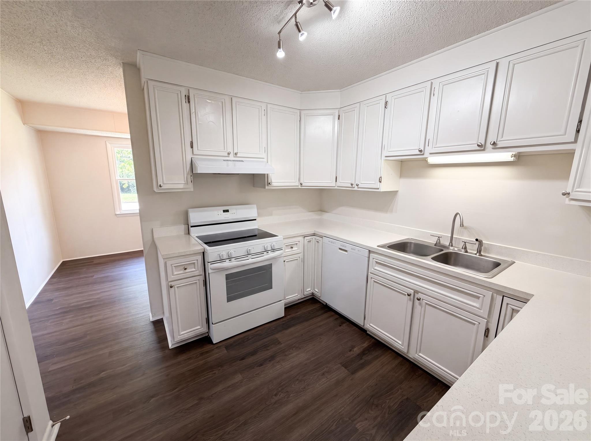 1034 Buckingham Avenue Property Photo 7