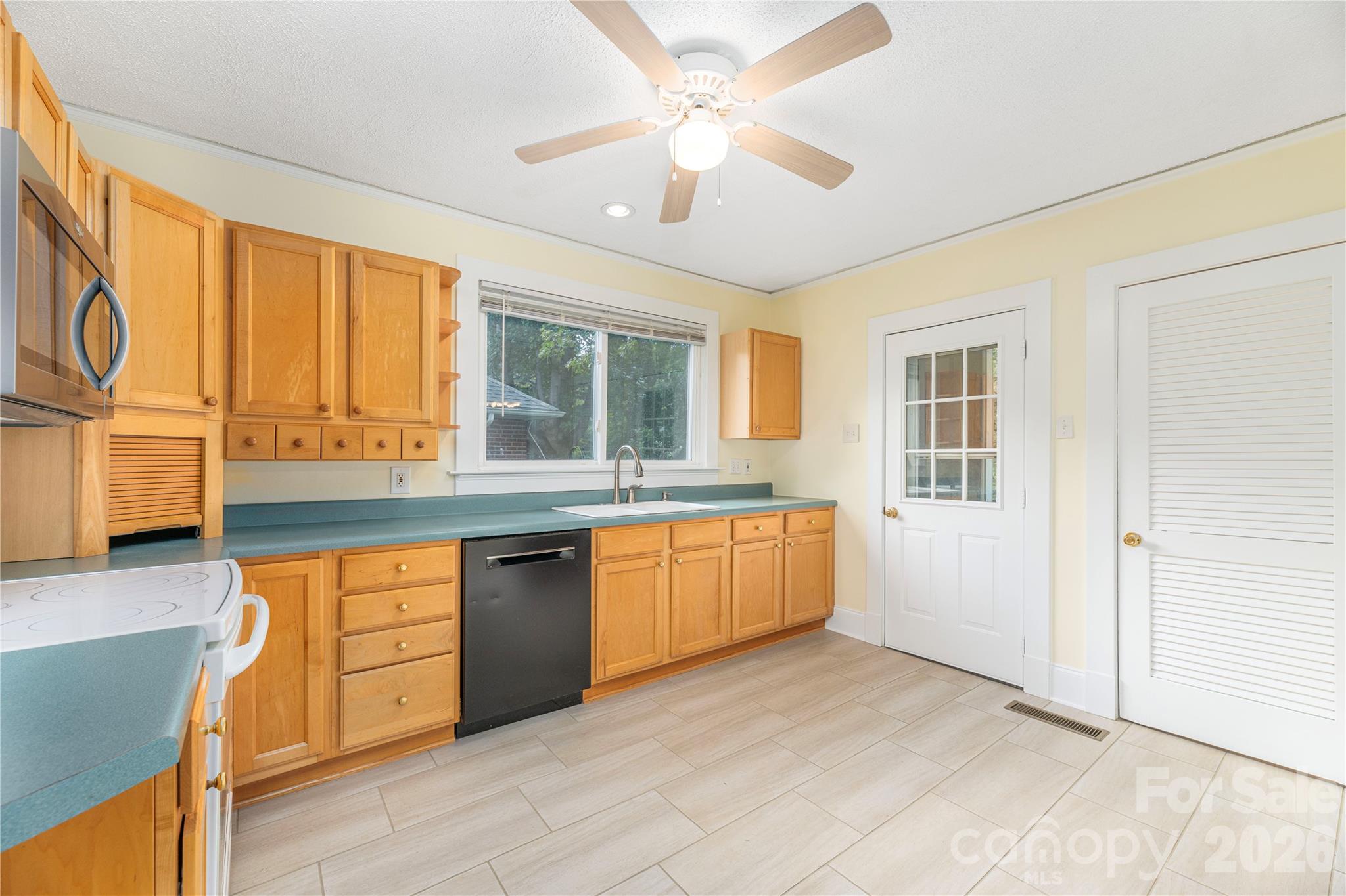 3 Enka Oak Street Property Photo 9