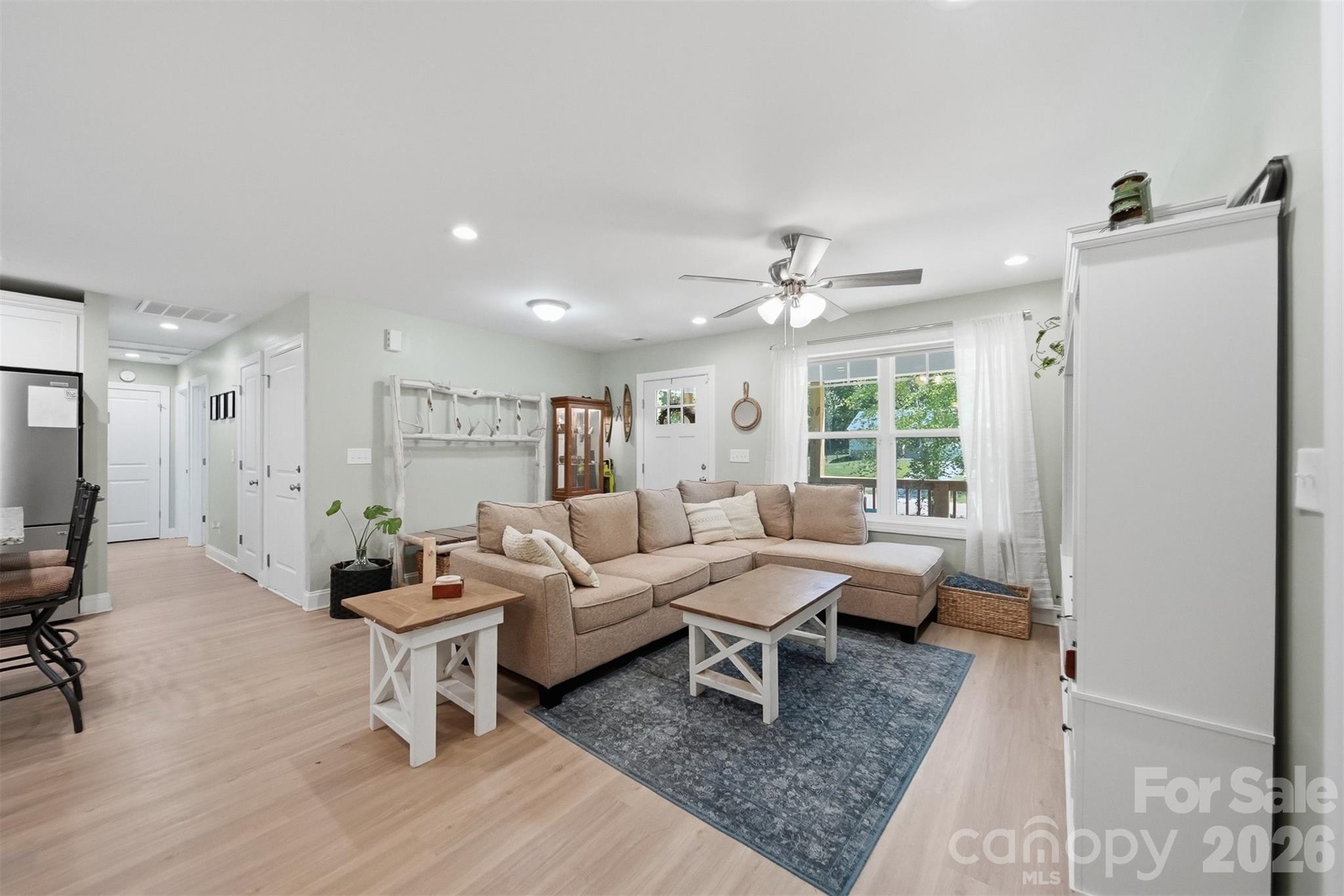 2370 Ellen Street Property Photo 6