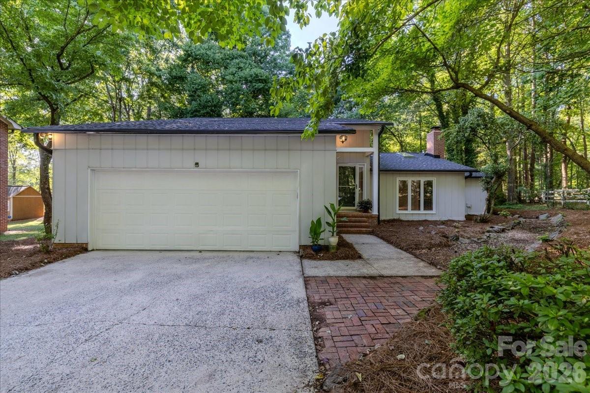 1107 Spring Fall Court Property Photo 2