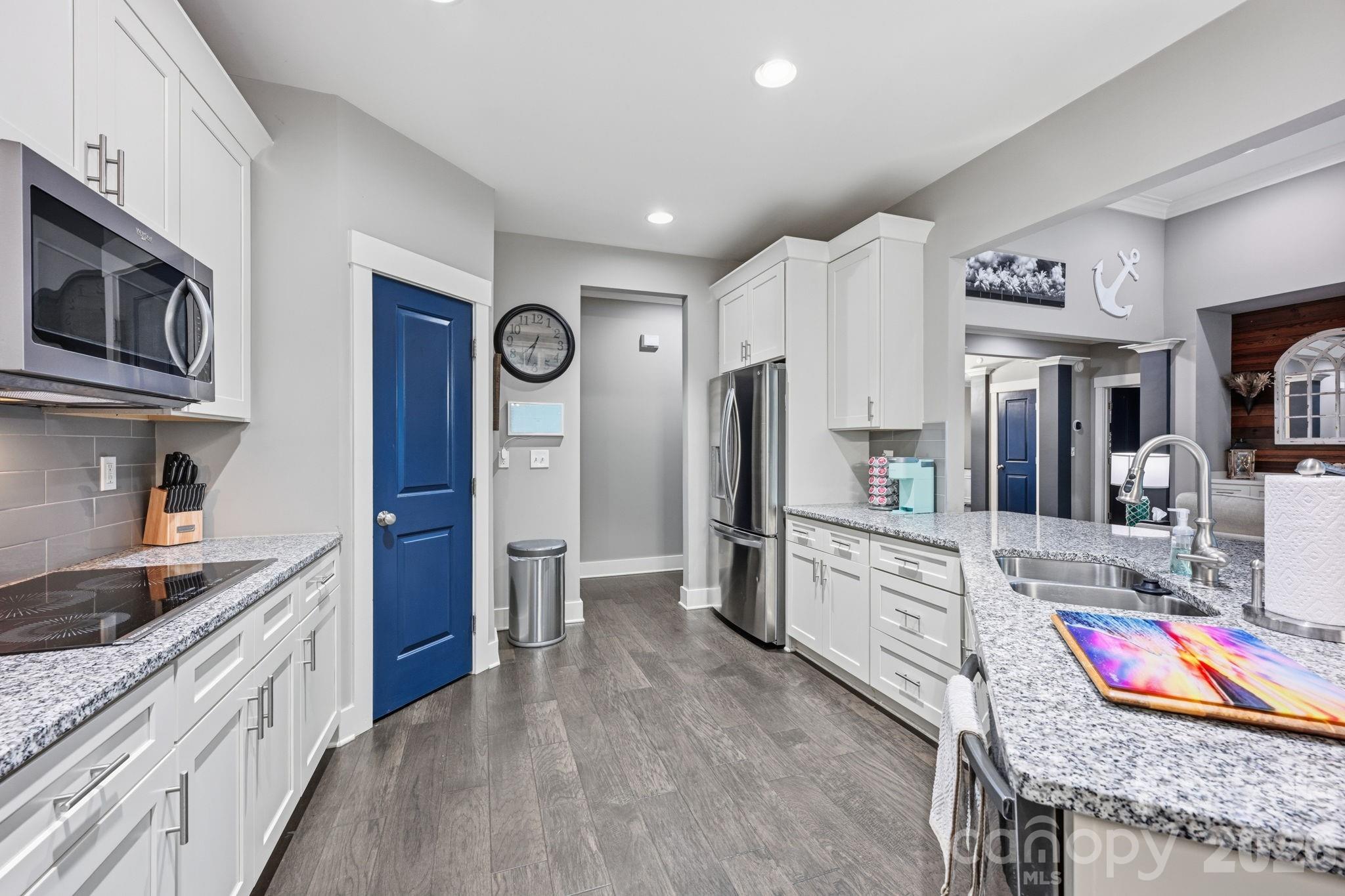 6957 Pin Oaks Drive Property Photo 12