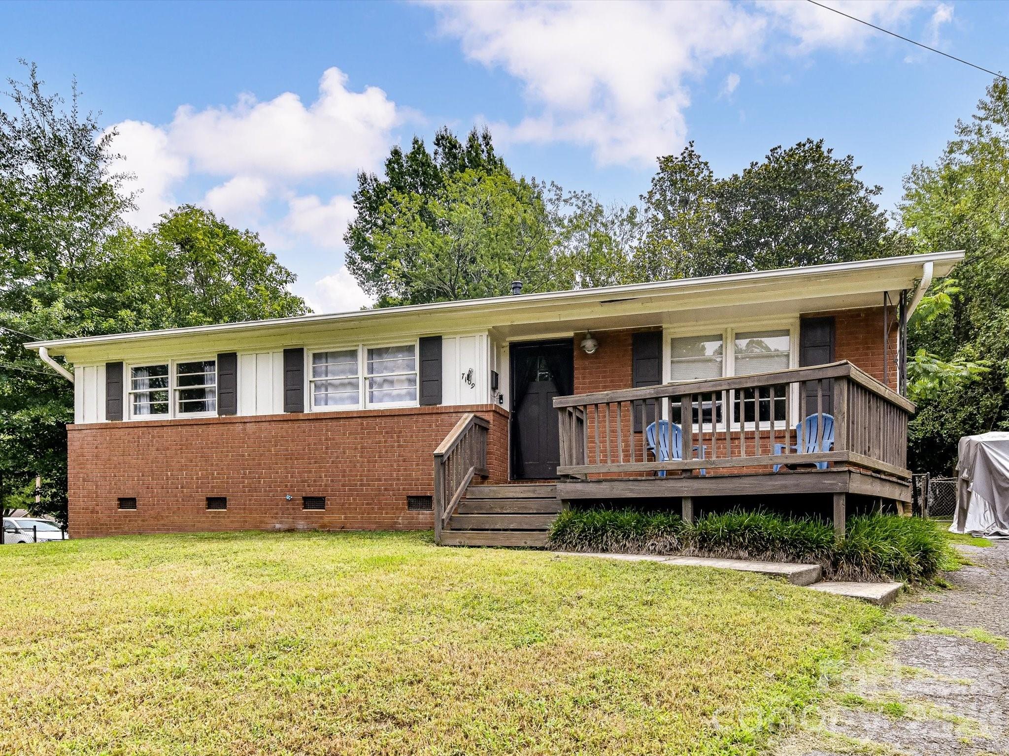 7109 Rockcliff Court Property Photo 2