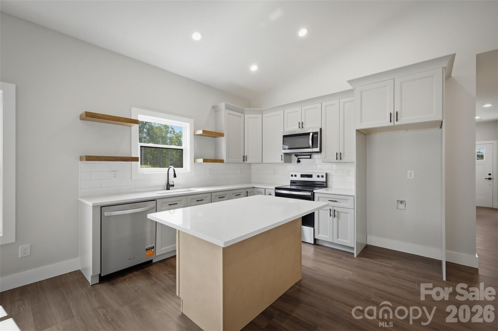 909 Overlook Drive Property Photo 8