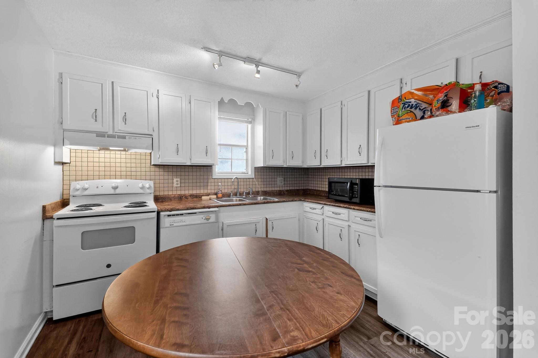 6815-6817 Valleybrook Road Property Photo 6