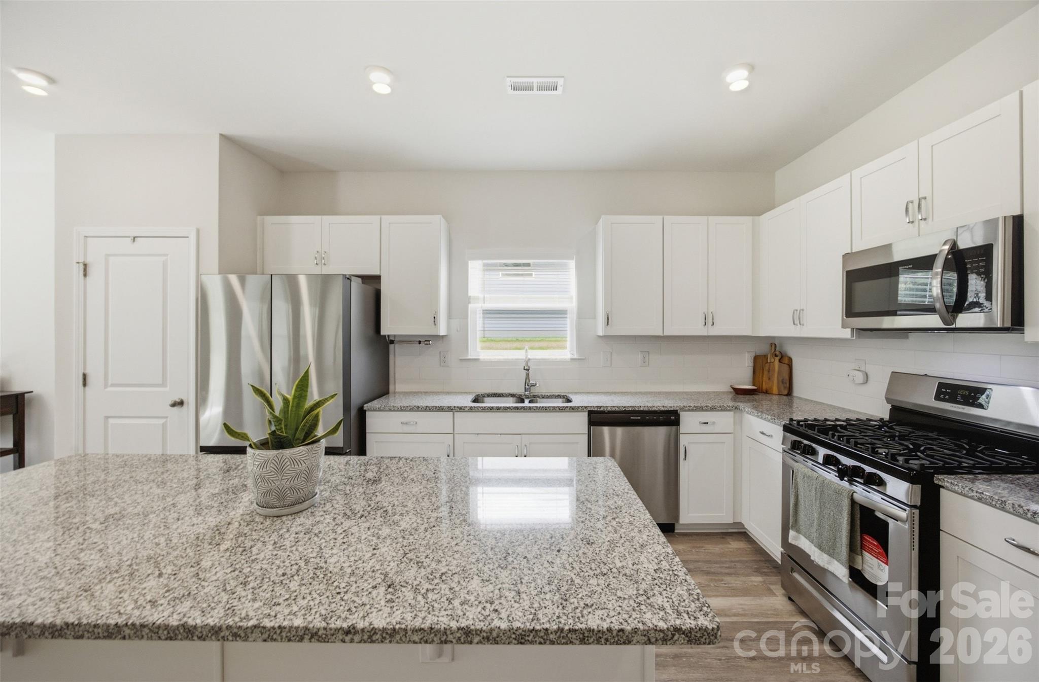 2943 Parkwest Drive Property Photo 3