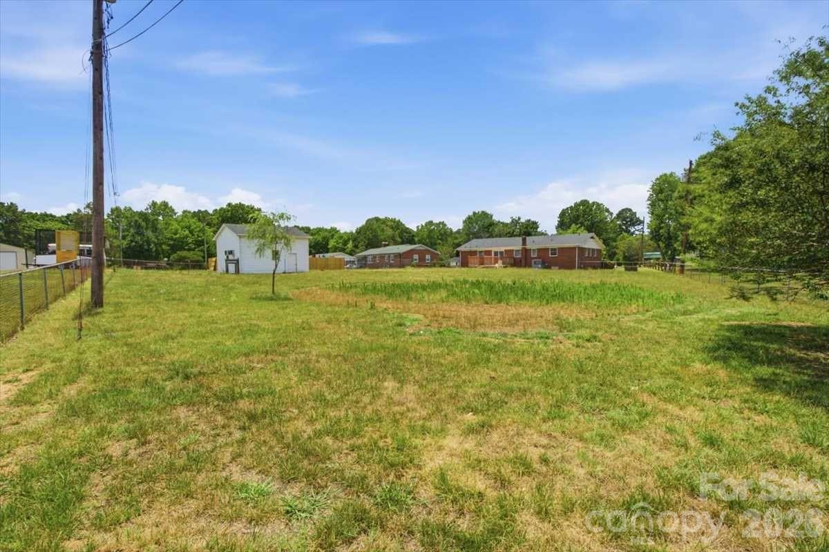 990 Colonial Drive Property Photo 2