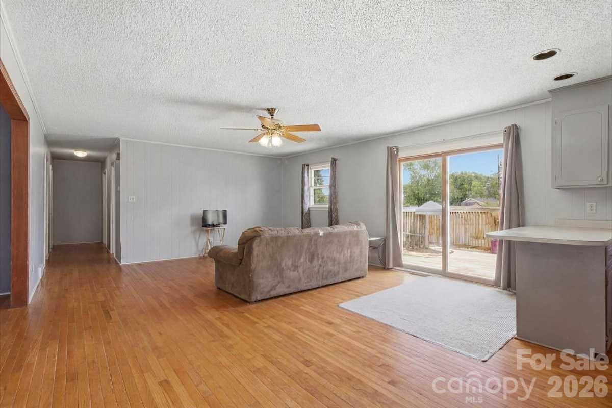990 Colonial Drive Property Photo 6