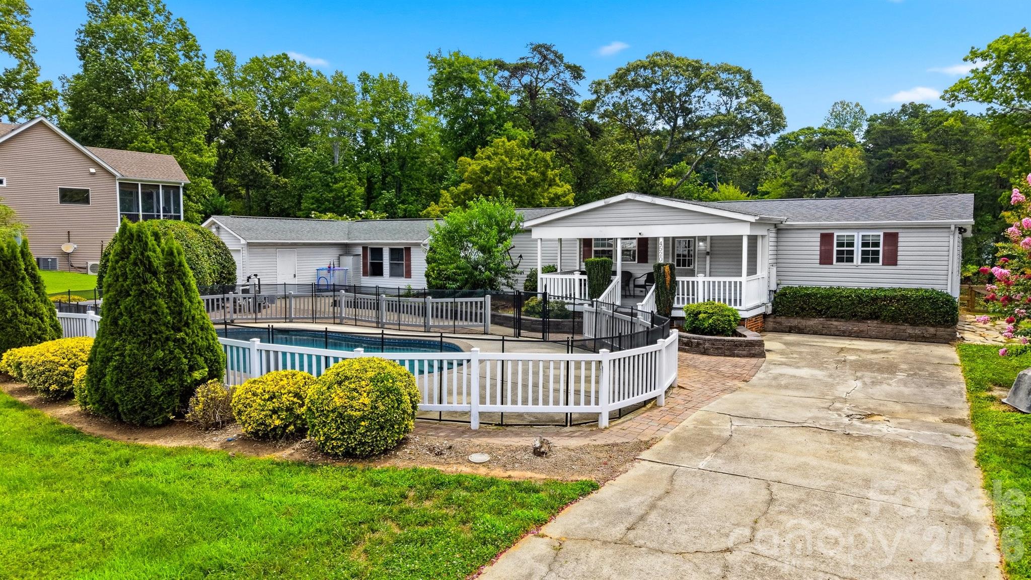 4520 Lake Drive Property Photo 3
