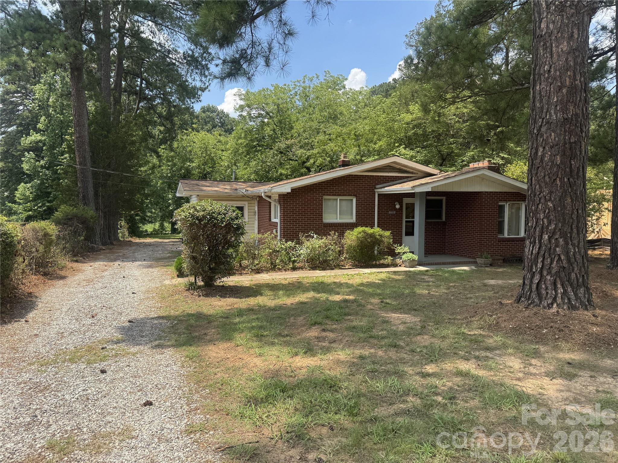 709 Sunset Drive Property Photo 2