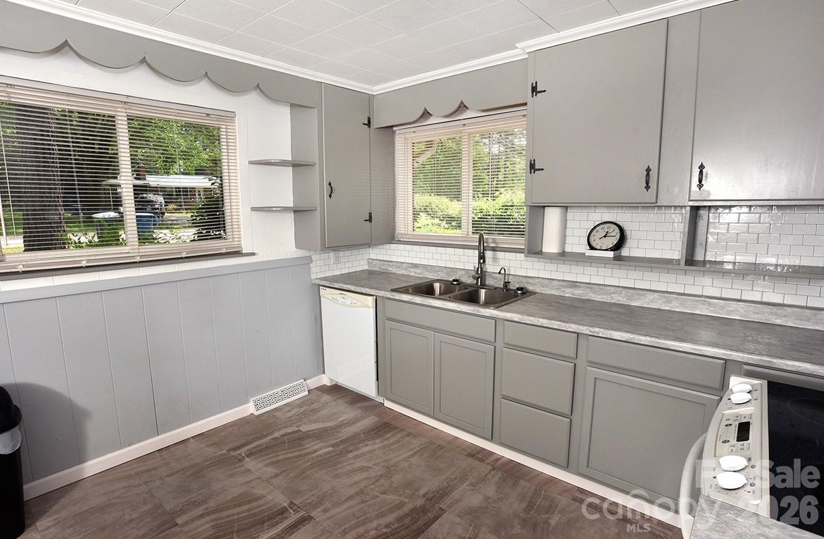 709 Sunset Drive Property Photo 10