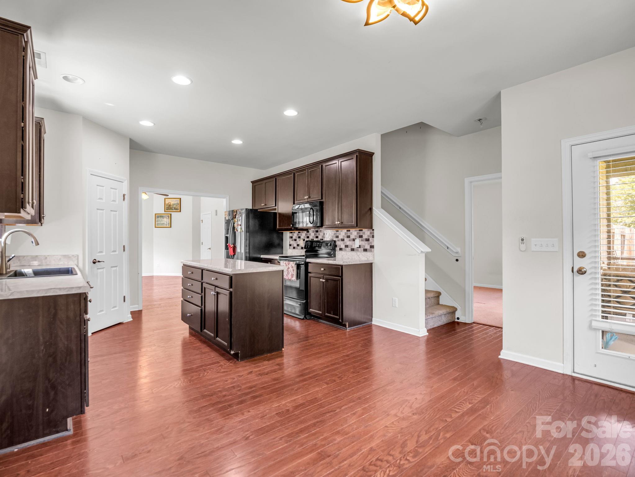 198 N River Road Property Photo 14
