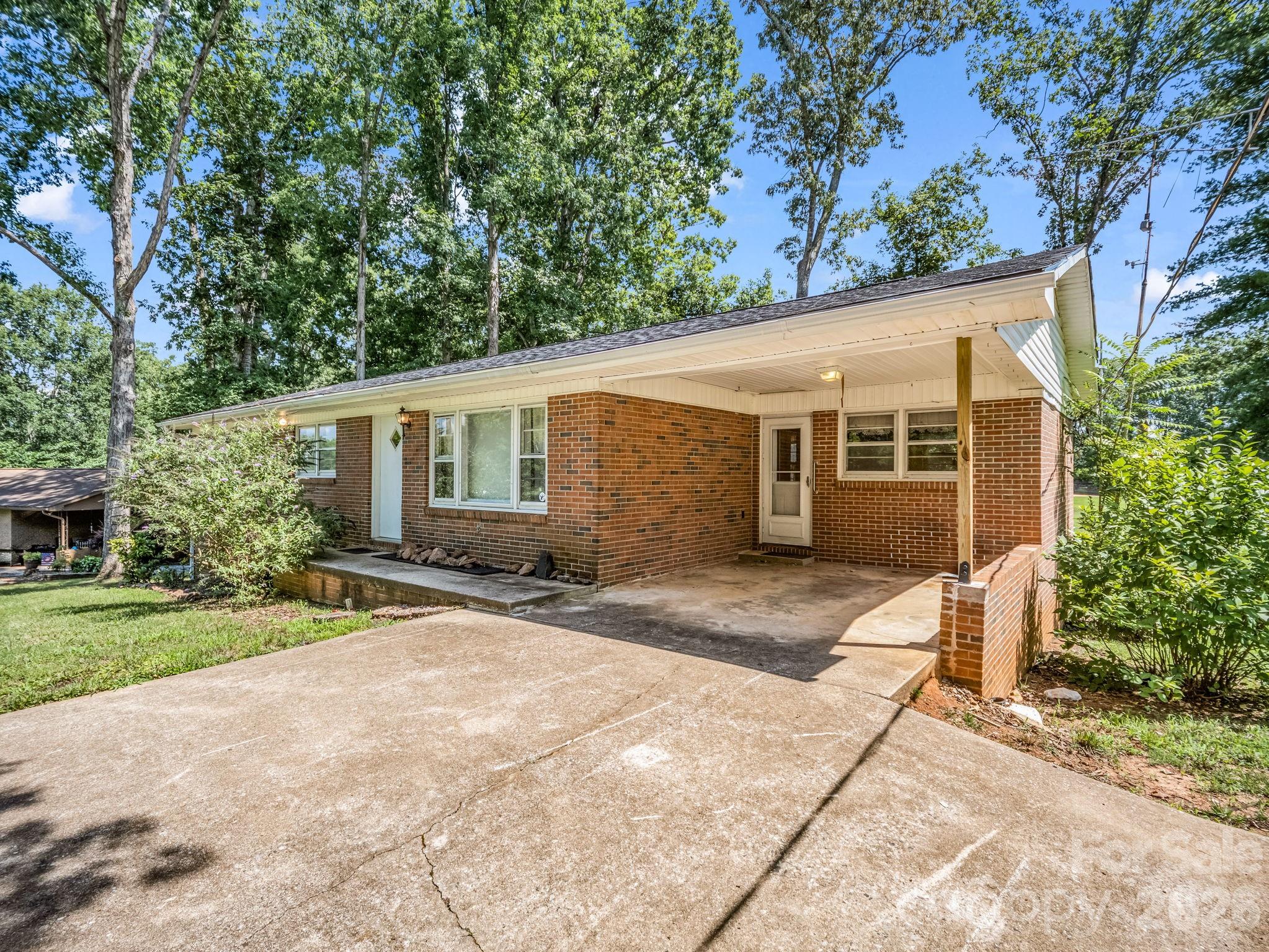 385 Eastview Drive Property Photo 2