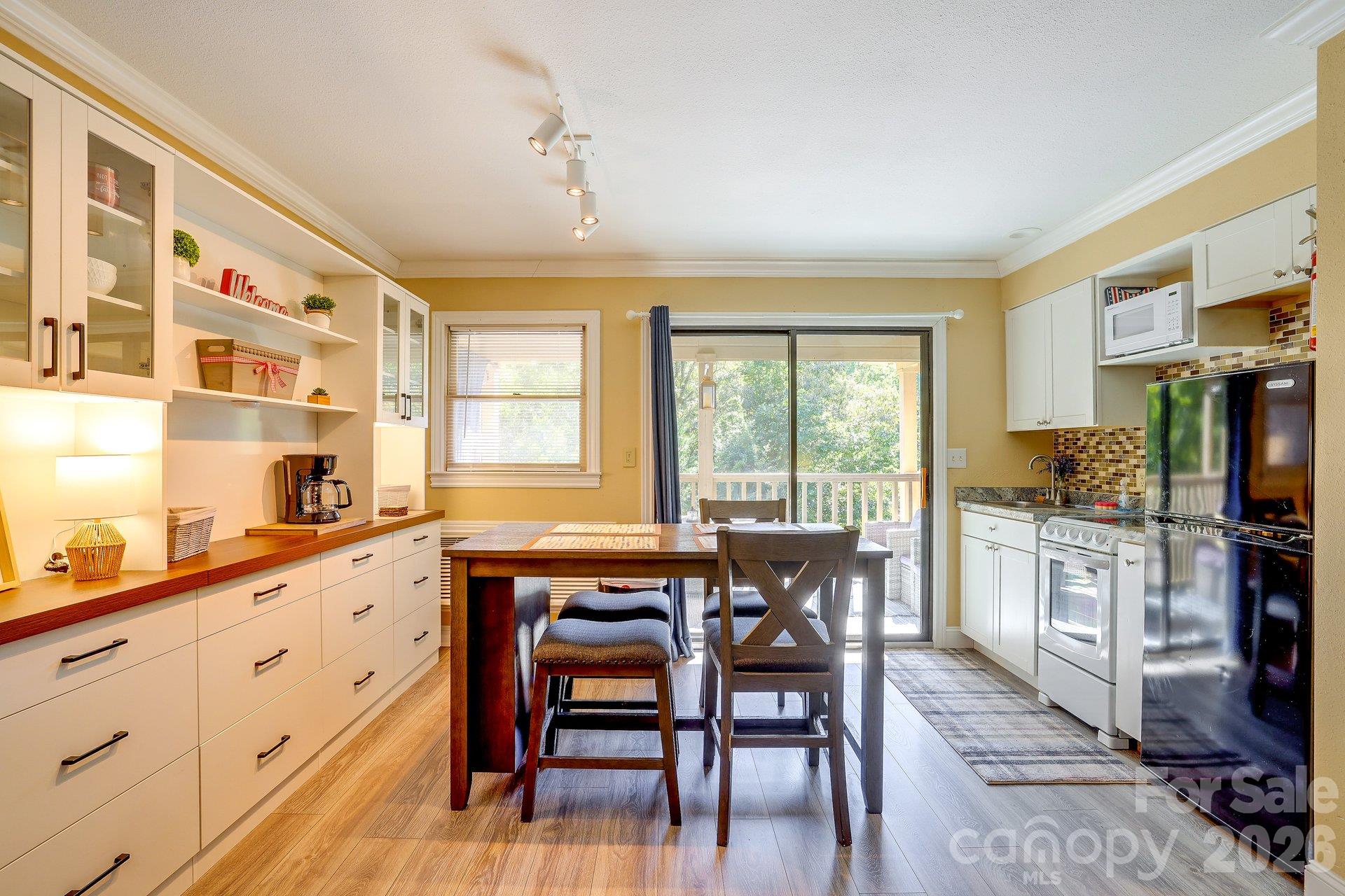 160 Whitney Boulevard 35 Property Photo 2