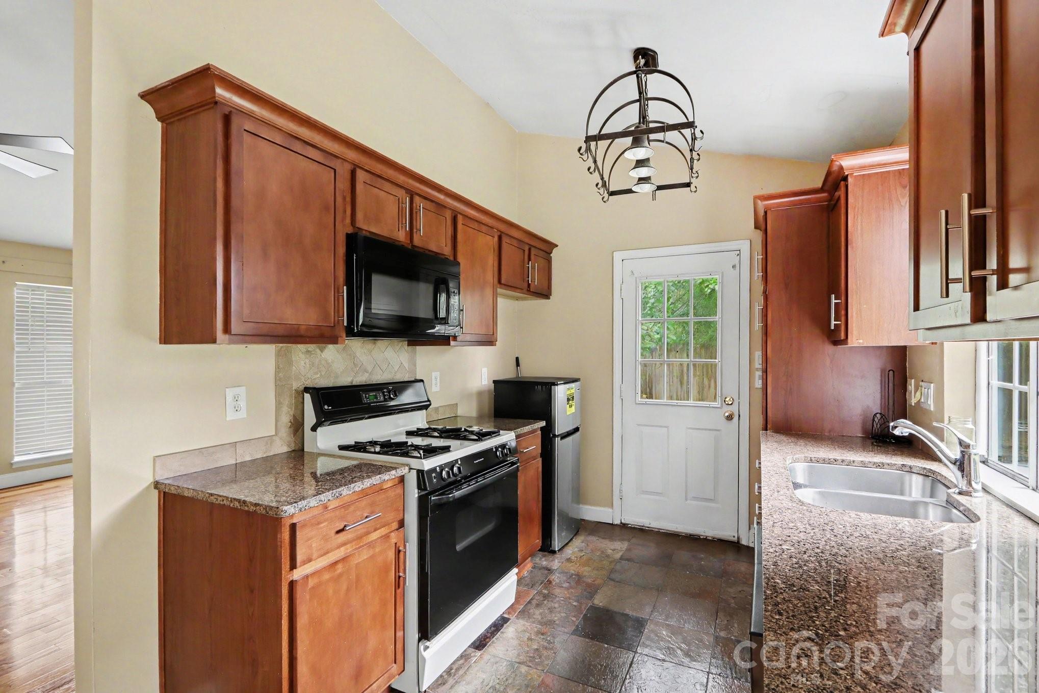 8804 Royal Scot Lane Property Photo 11