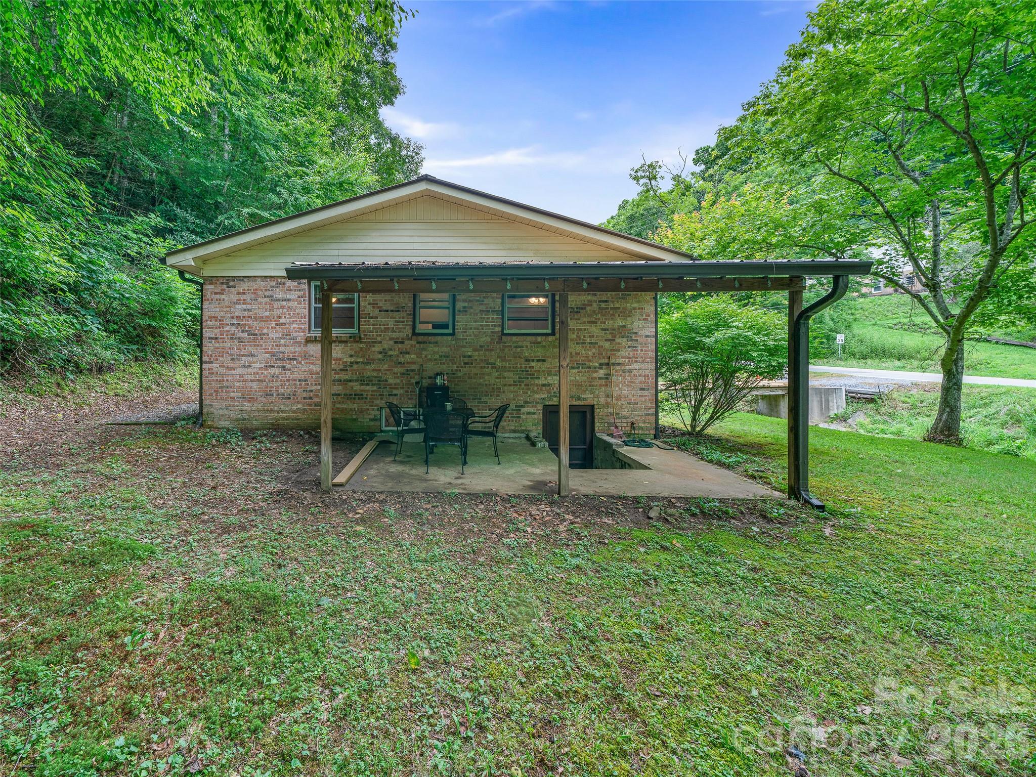 915 Little Creek Road Property Photo 4