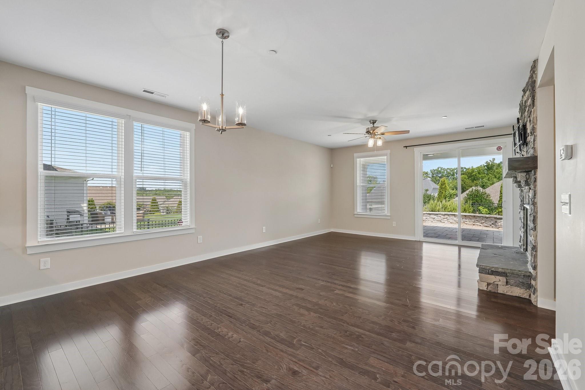 977 Bellegray Lane Property Photo 8