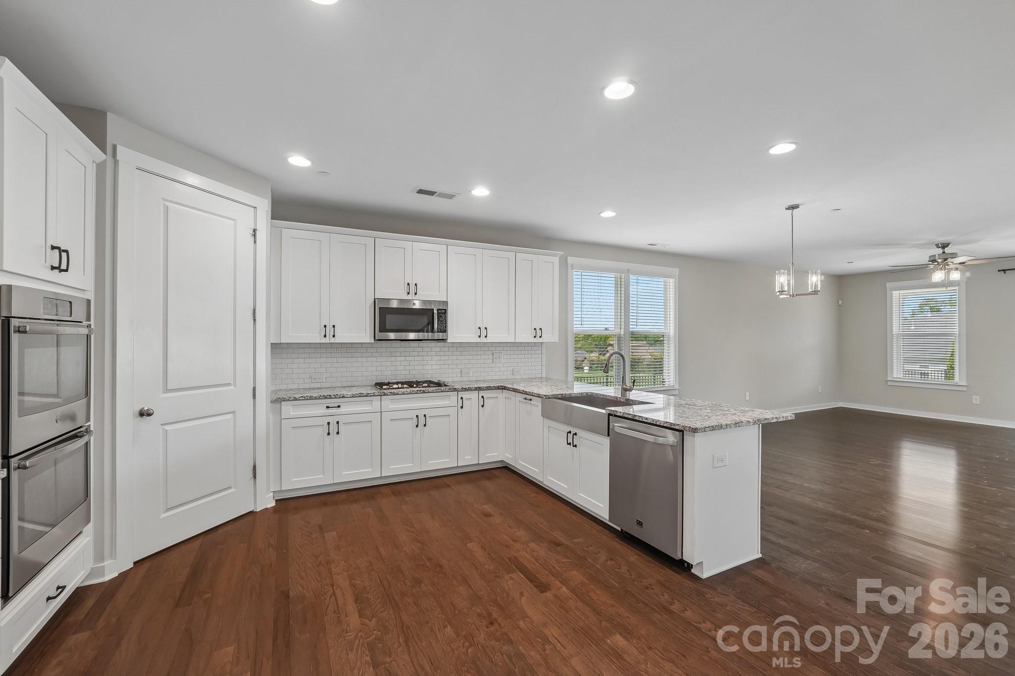 977 Bellegray Lane Property Photo 10