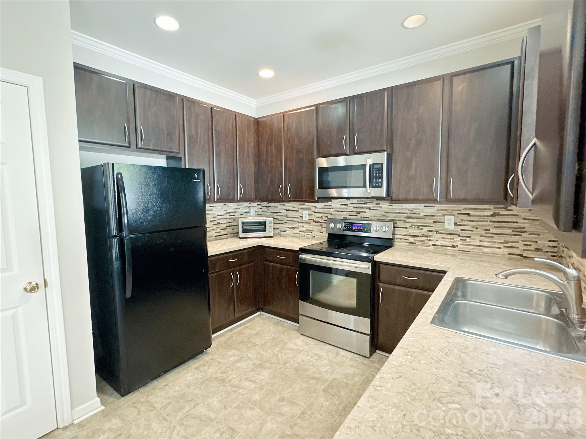 7629 Abigail Glen Drive Property Photo 3
