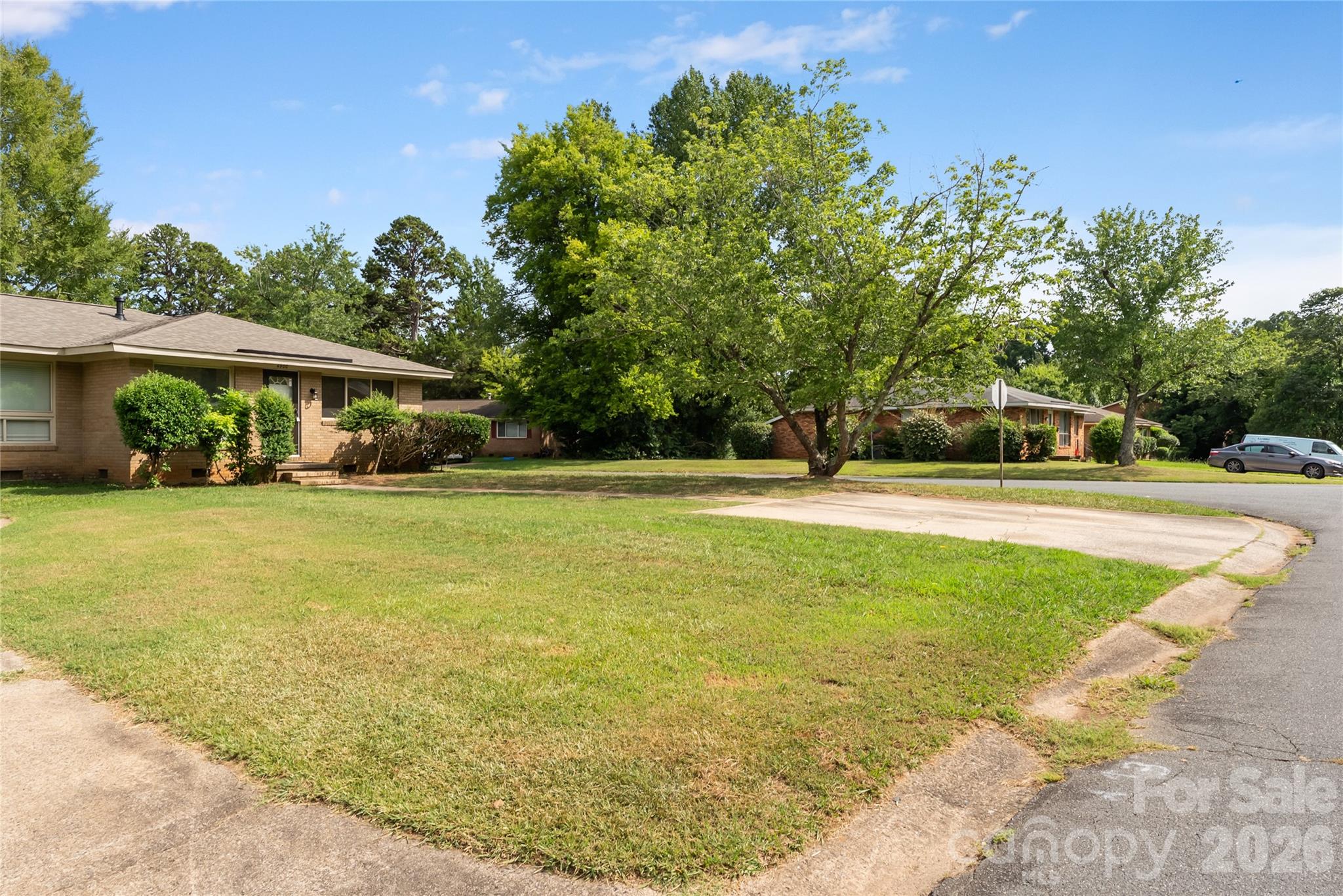 4900 Malibu Drive Property Photo 2