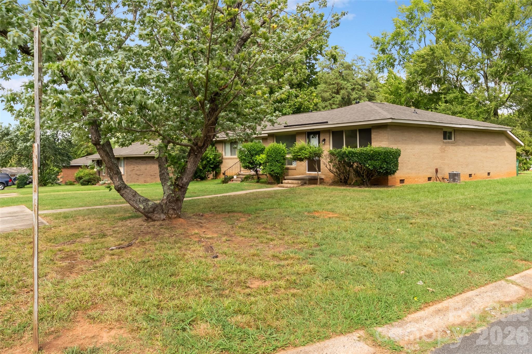 4900 Malibu Drive Property Photo 3