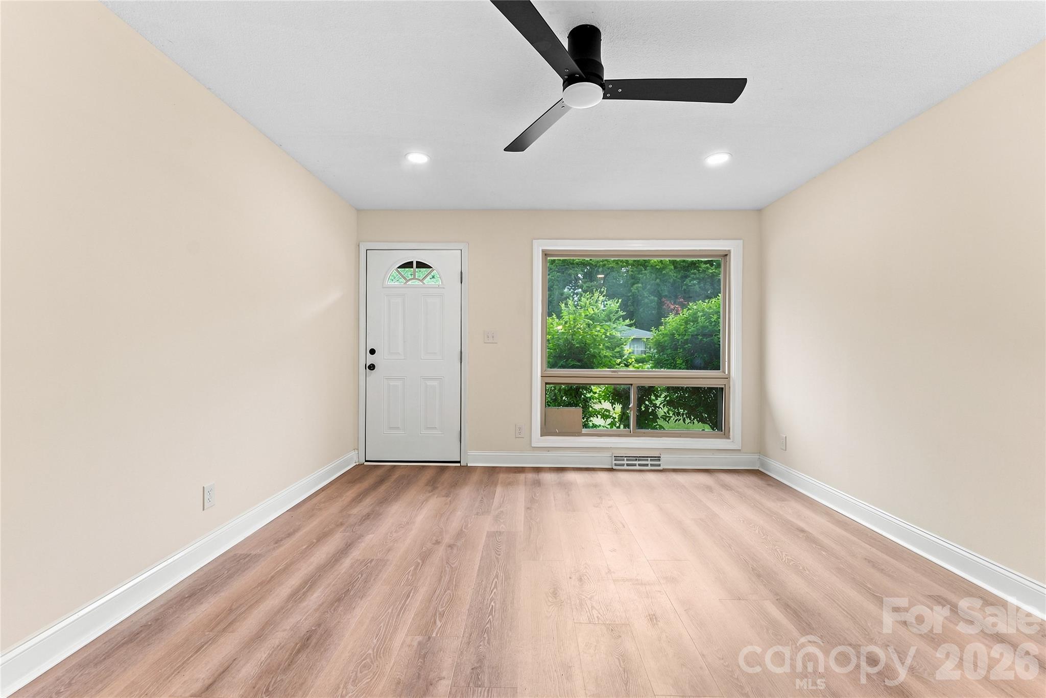 4900 Malibu Drive Property Photo 4