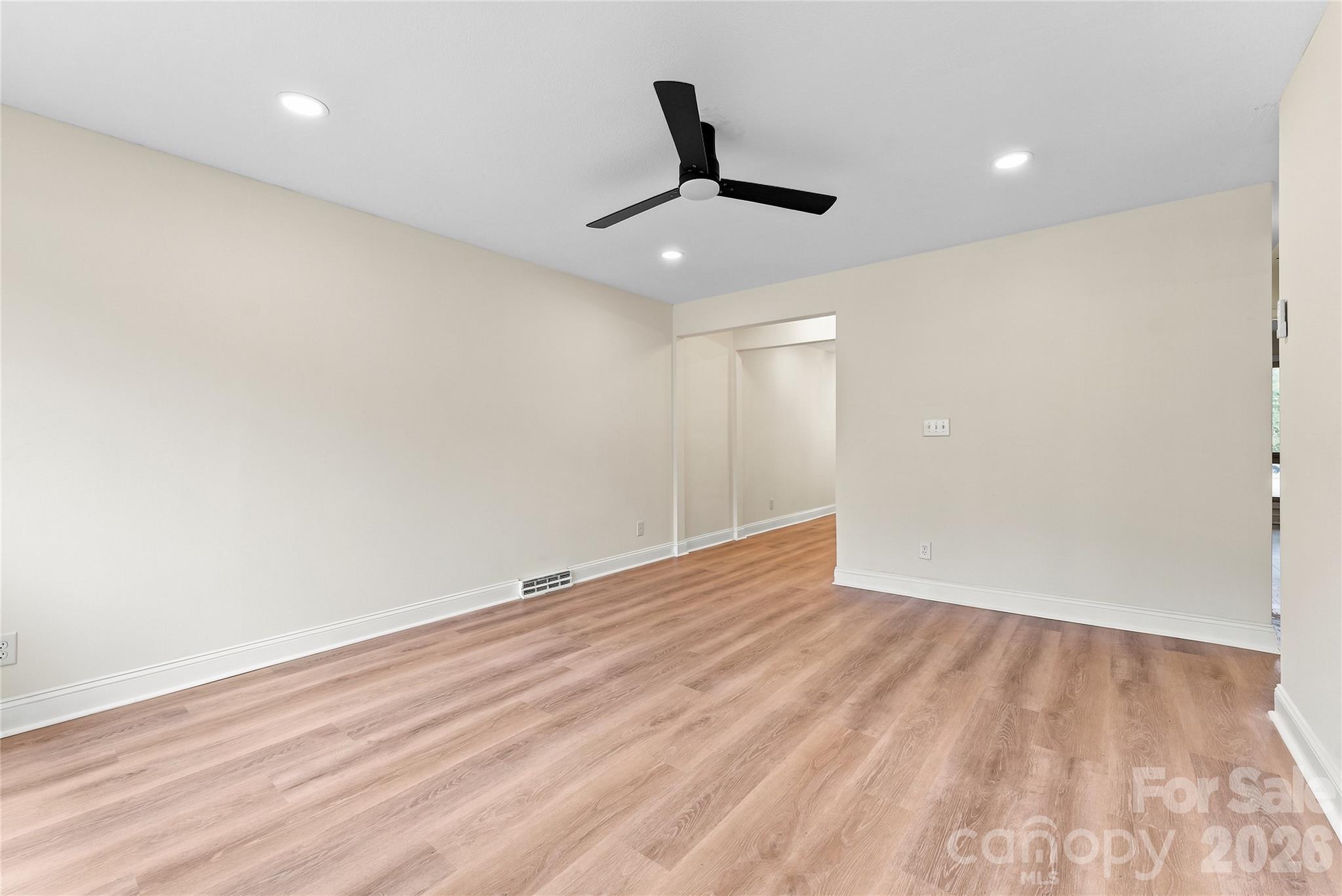 4900 Malibu Drive Property Photo 6