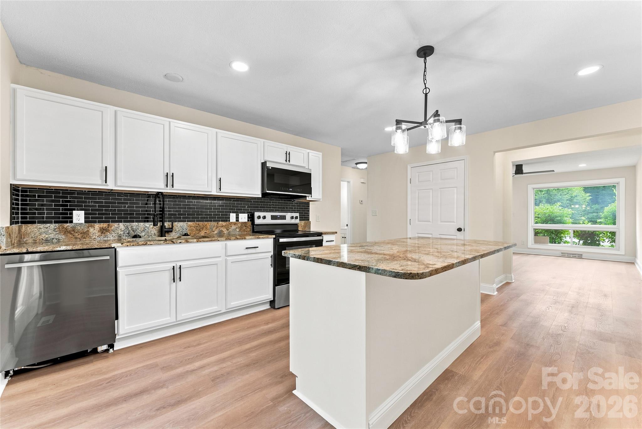 4900 Malibu Drive Property Photo 10