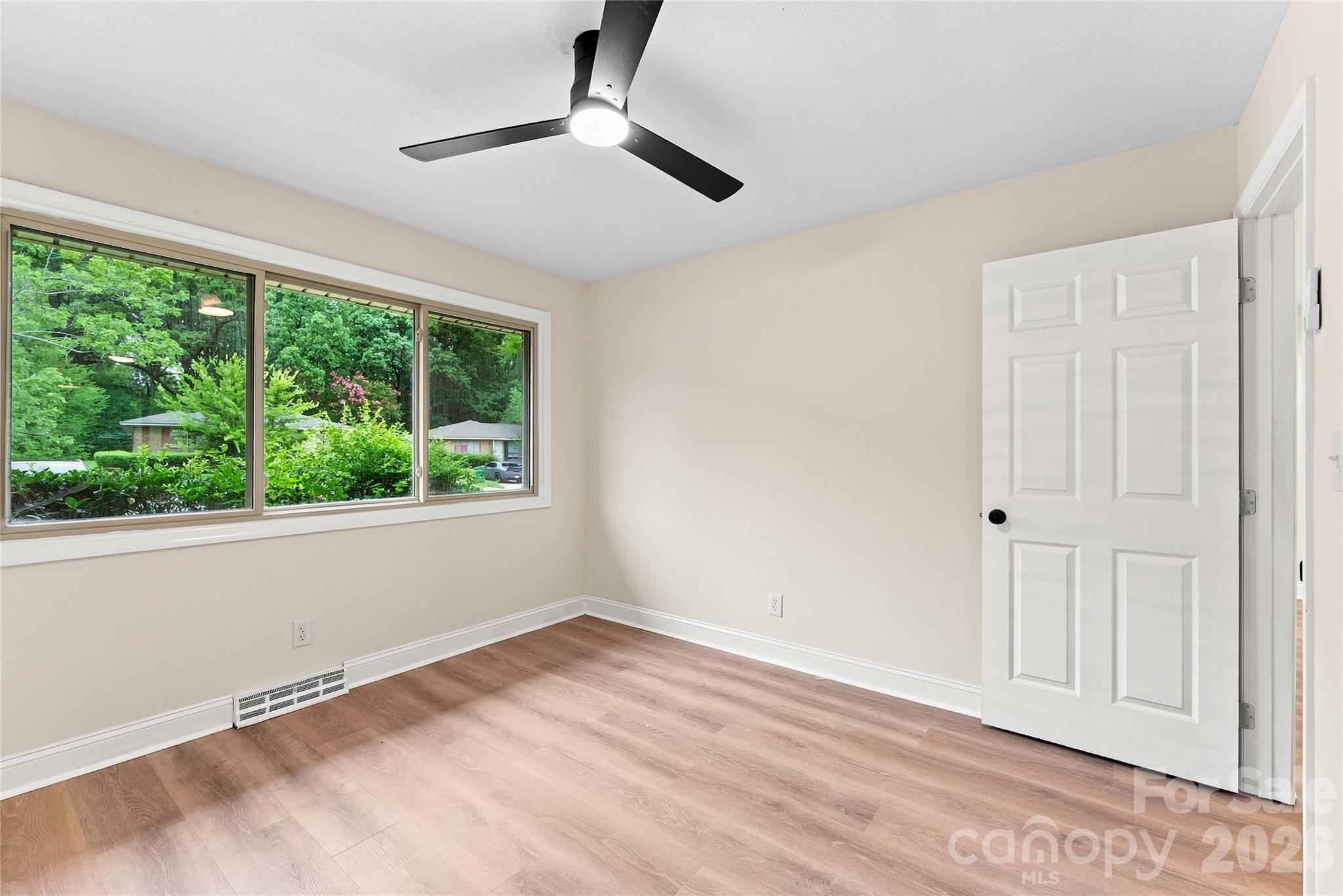 4900 Malibu Drive Property Photo 15