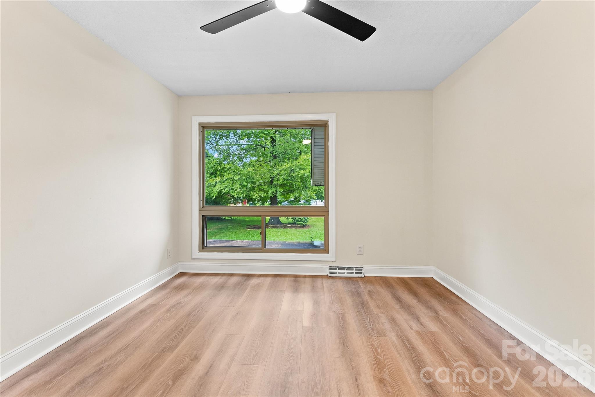 4900 Malibu Drive Property Photo 19