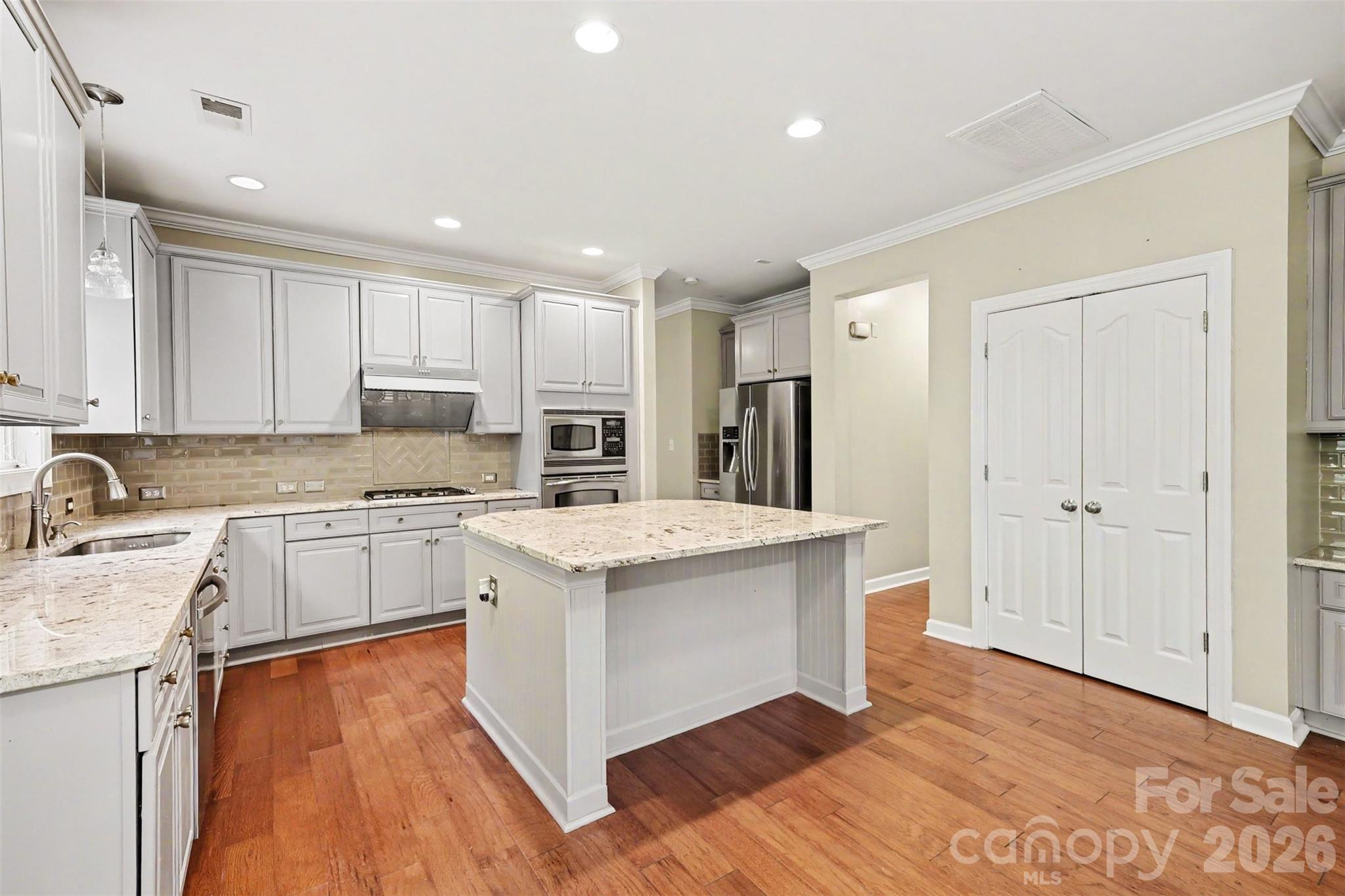 2400 River Oaks Drive Property Photo 9