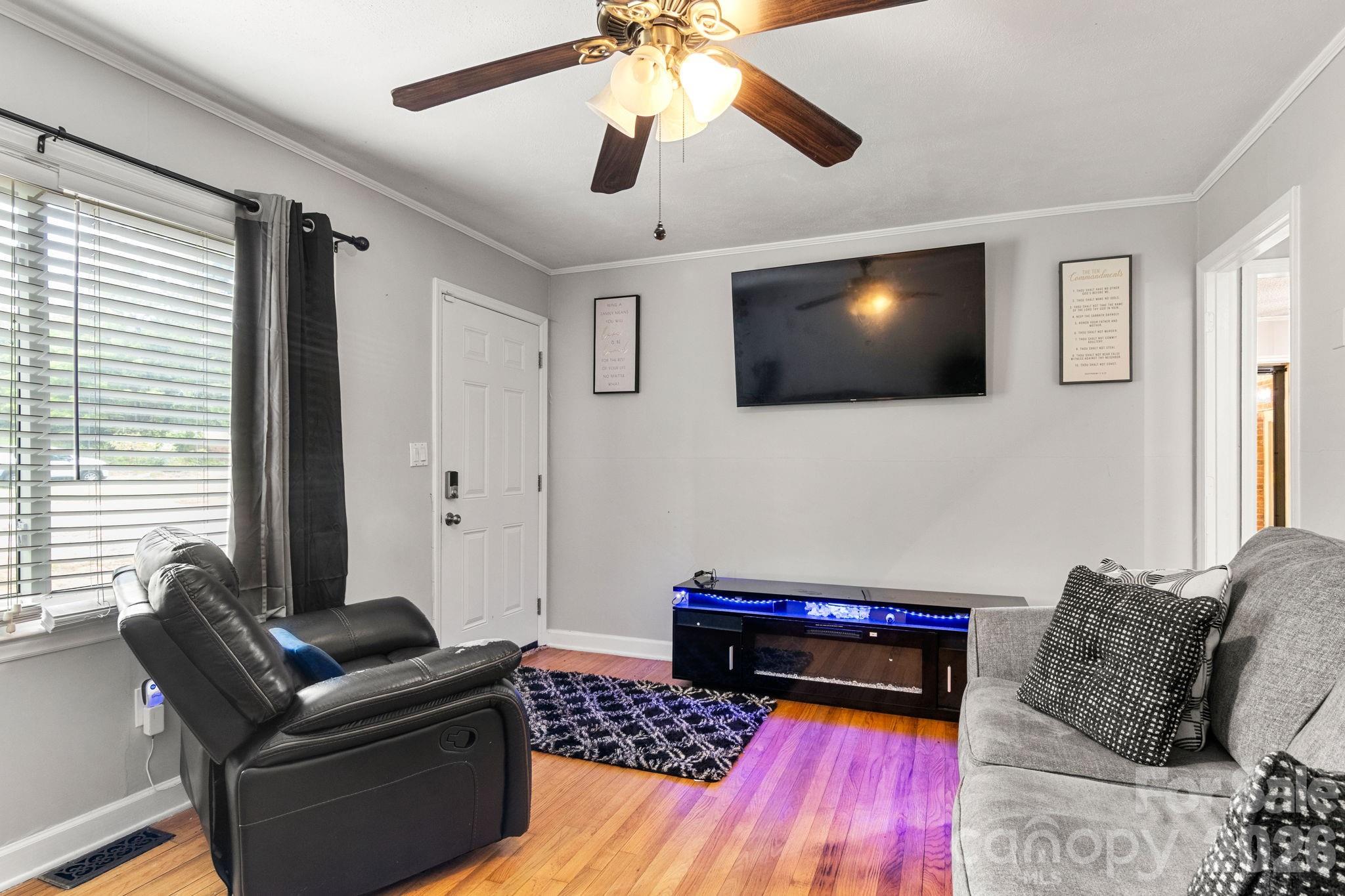 3104 University Drive Property Photo 8