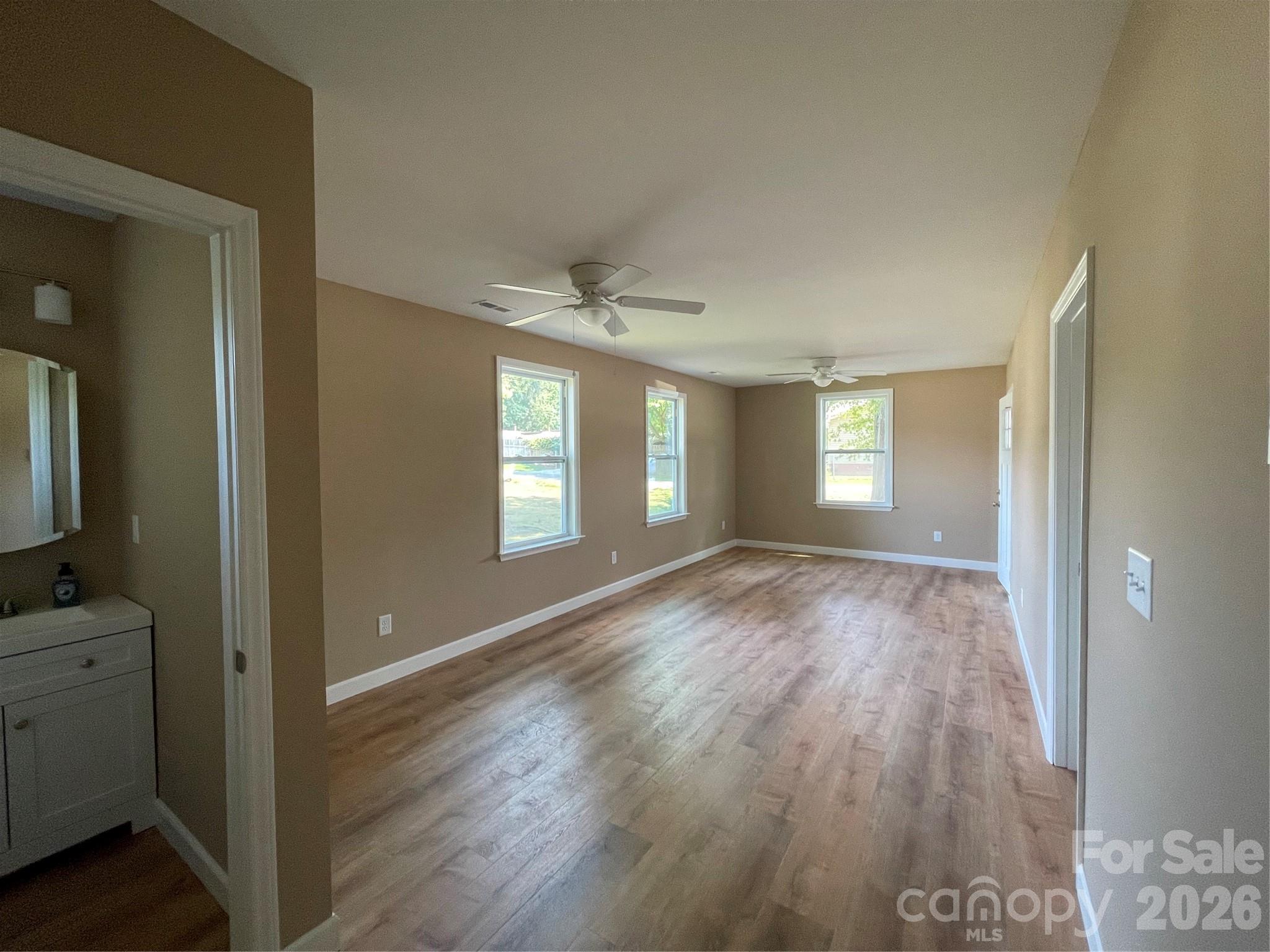 601 W Round Street Property Photo 15