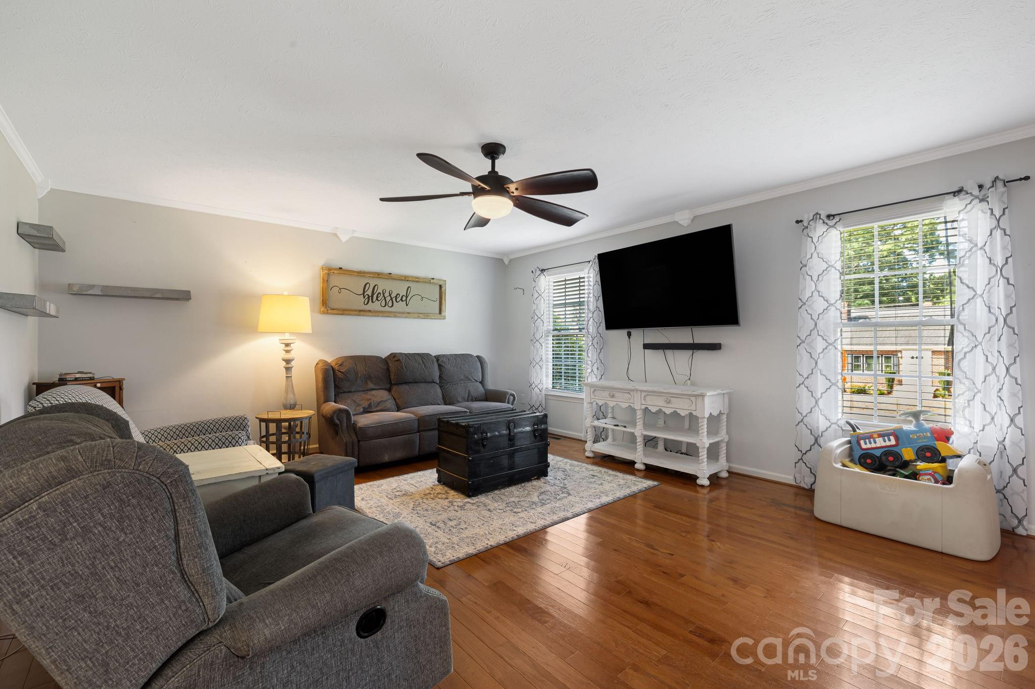 318 Sharon Avenue Property Photo 4