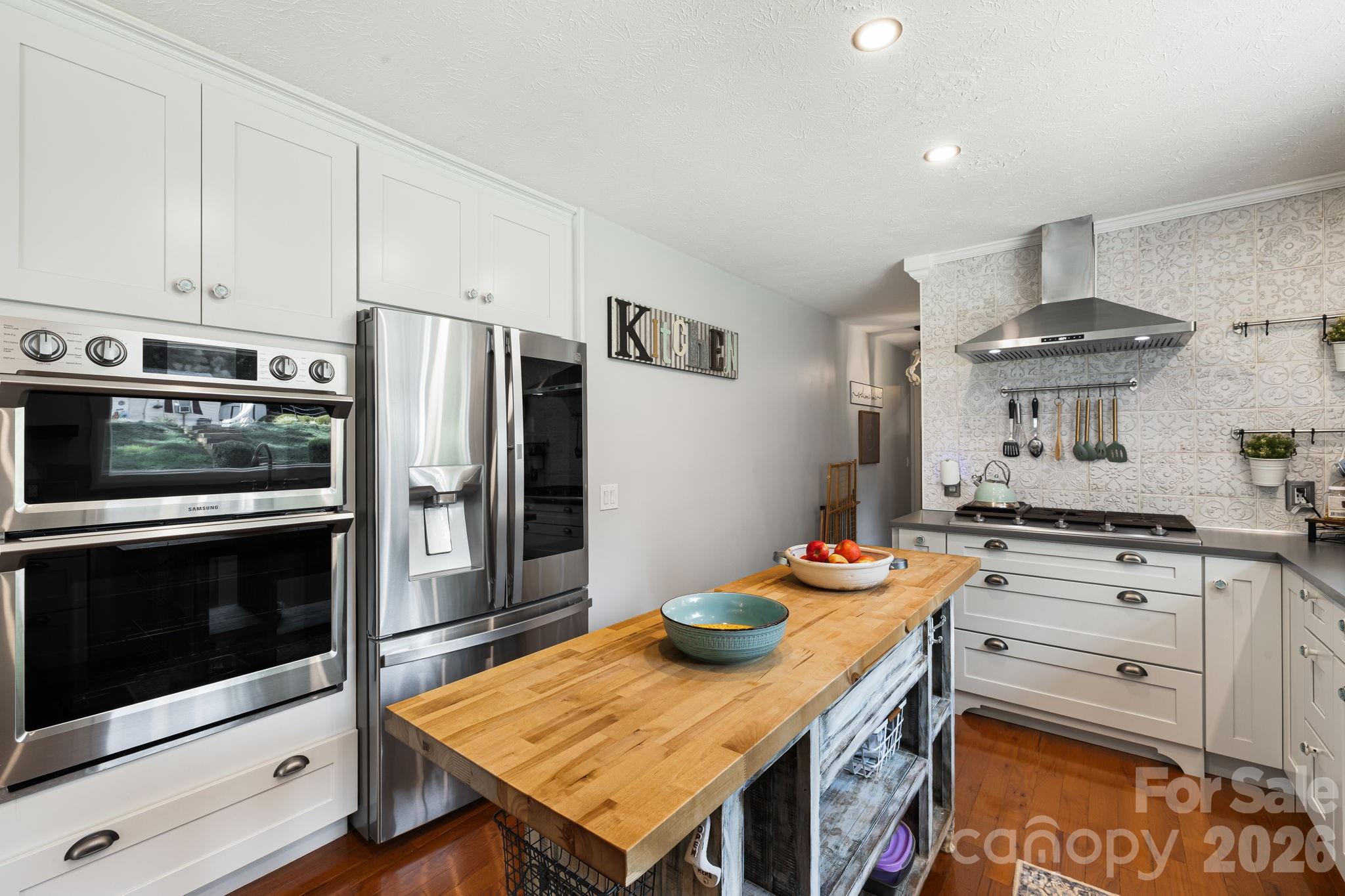 318 Sharon Avenue Property Photo 8