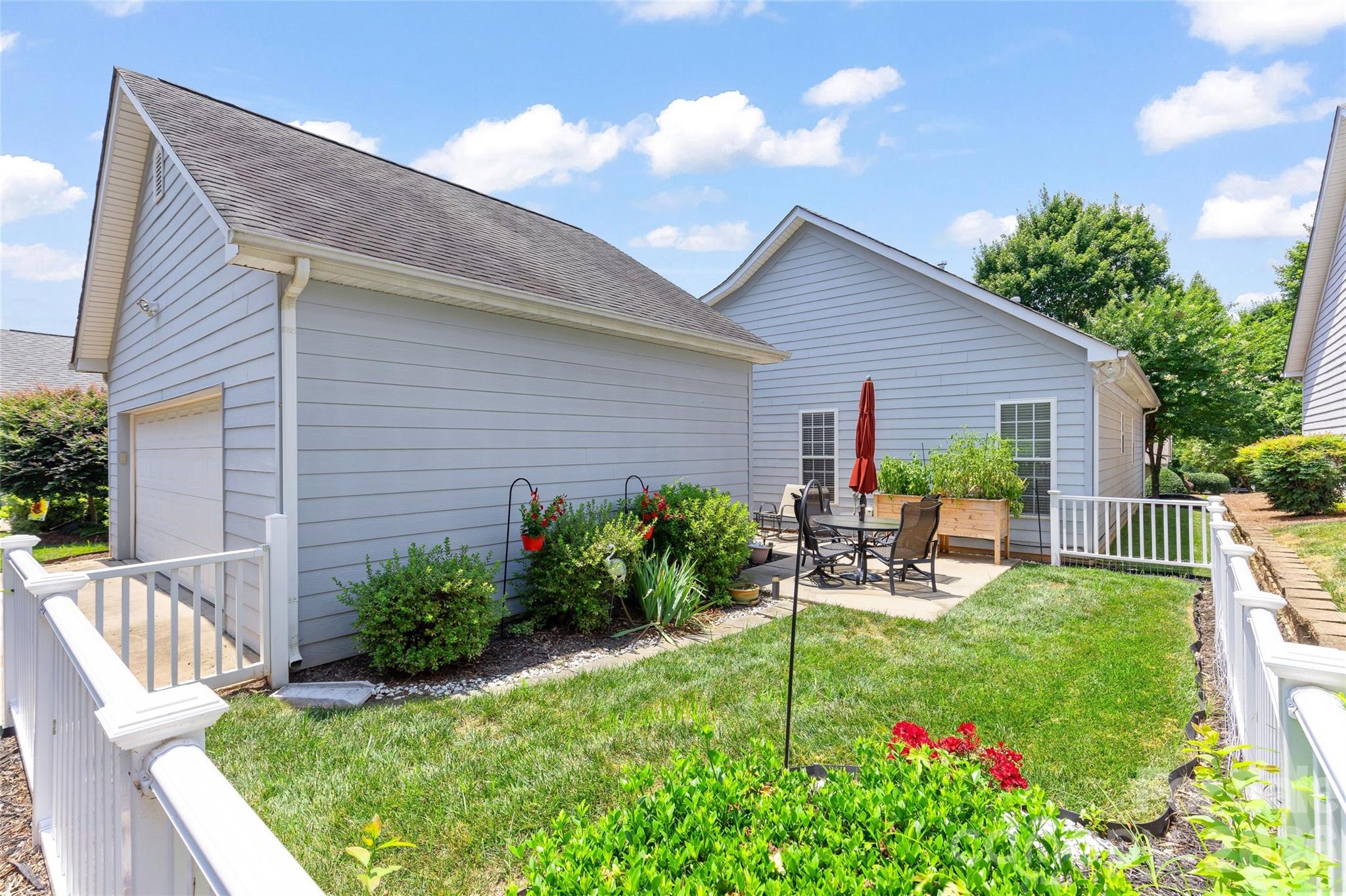 10047 Bishops Gate Boulevard Property Photo 6