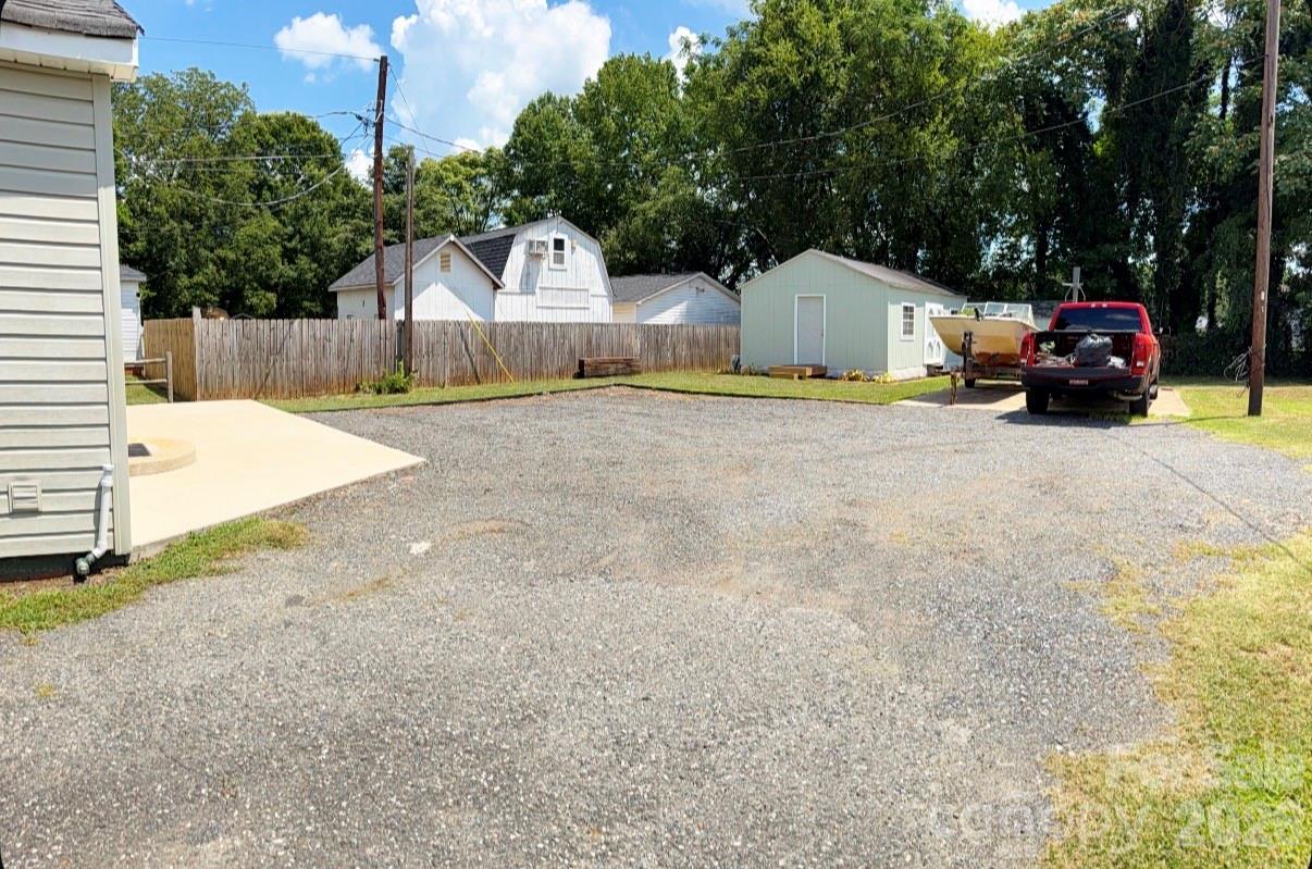 2827 E Long Avenue Property Photo 15