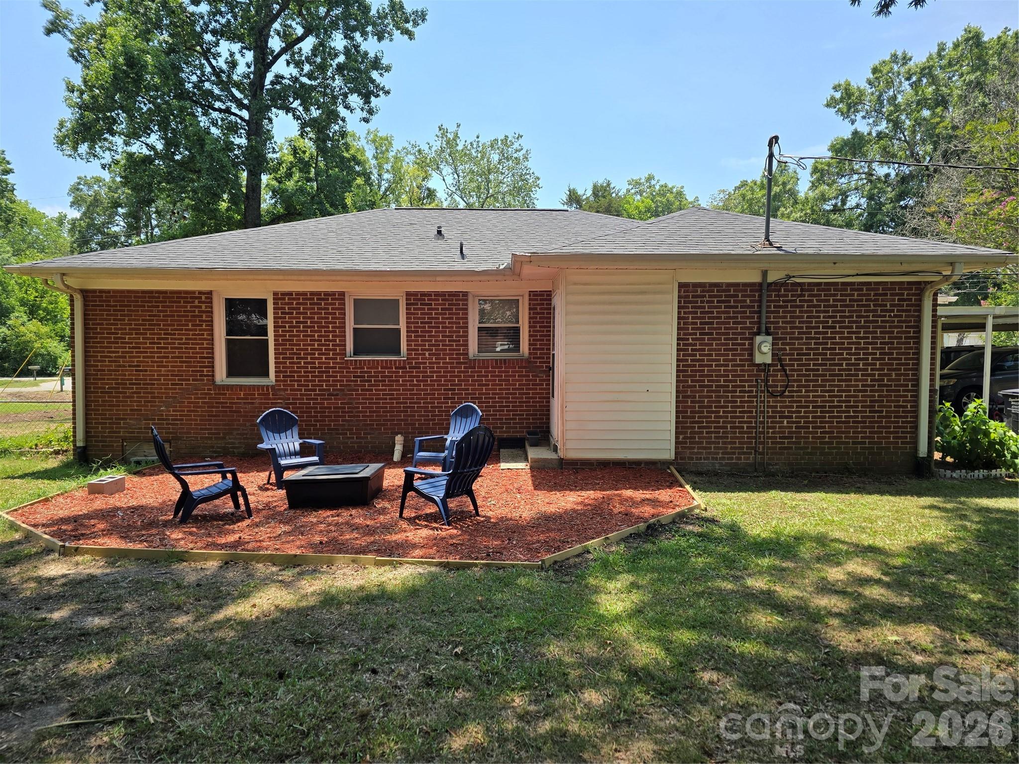 2493 Oakwood Circle Property Photo 3