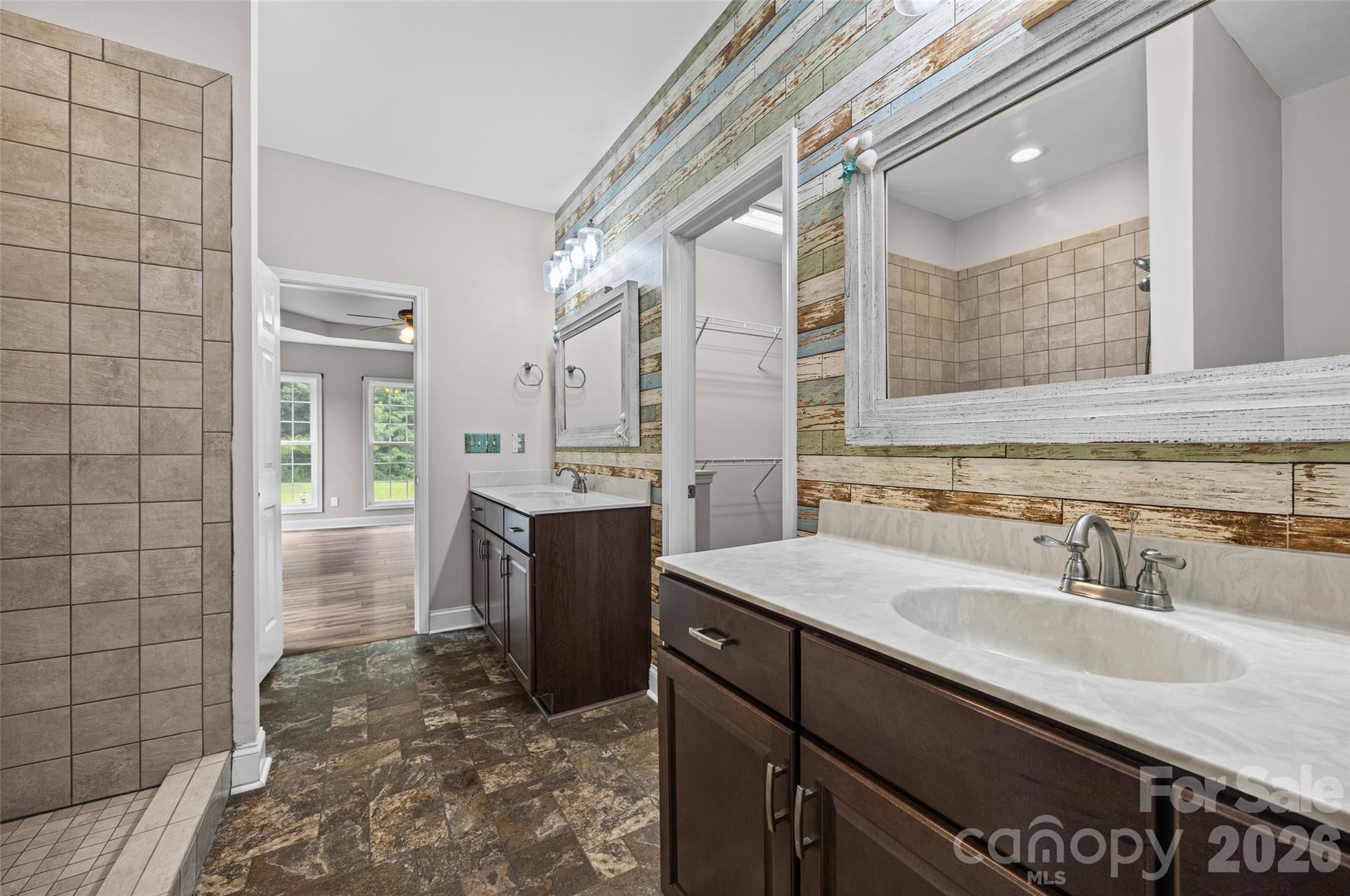 6211 Griffith Road Property Photo 15