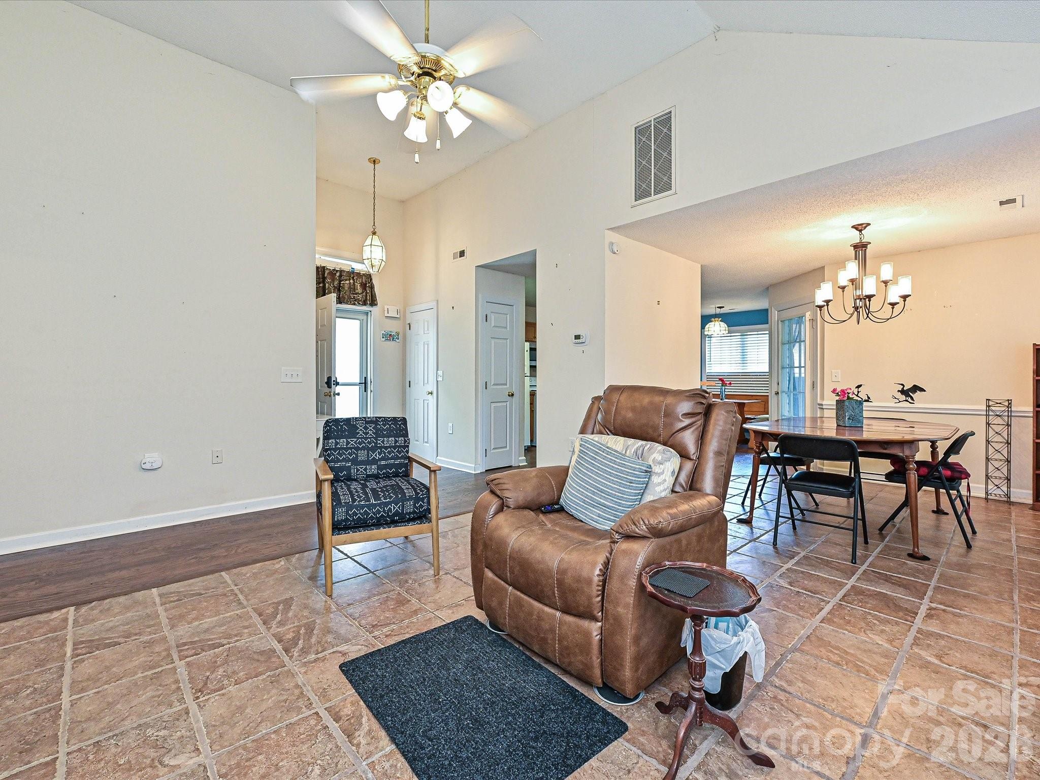 2814 Rosemeade Drive Property Photo 4