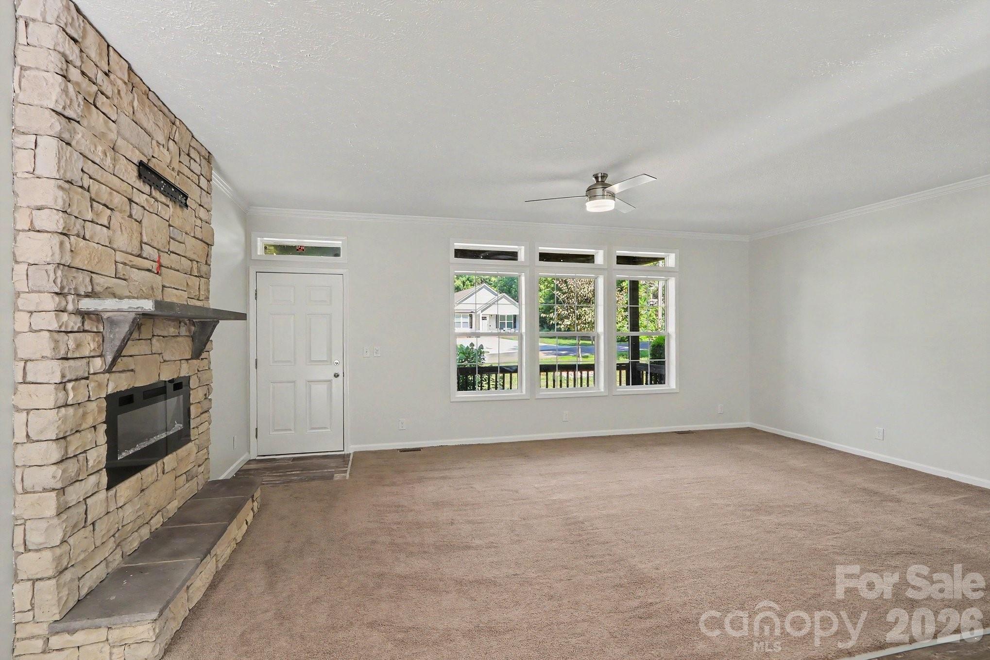 806 New Castle Court Property Photo 5